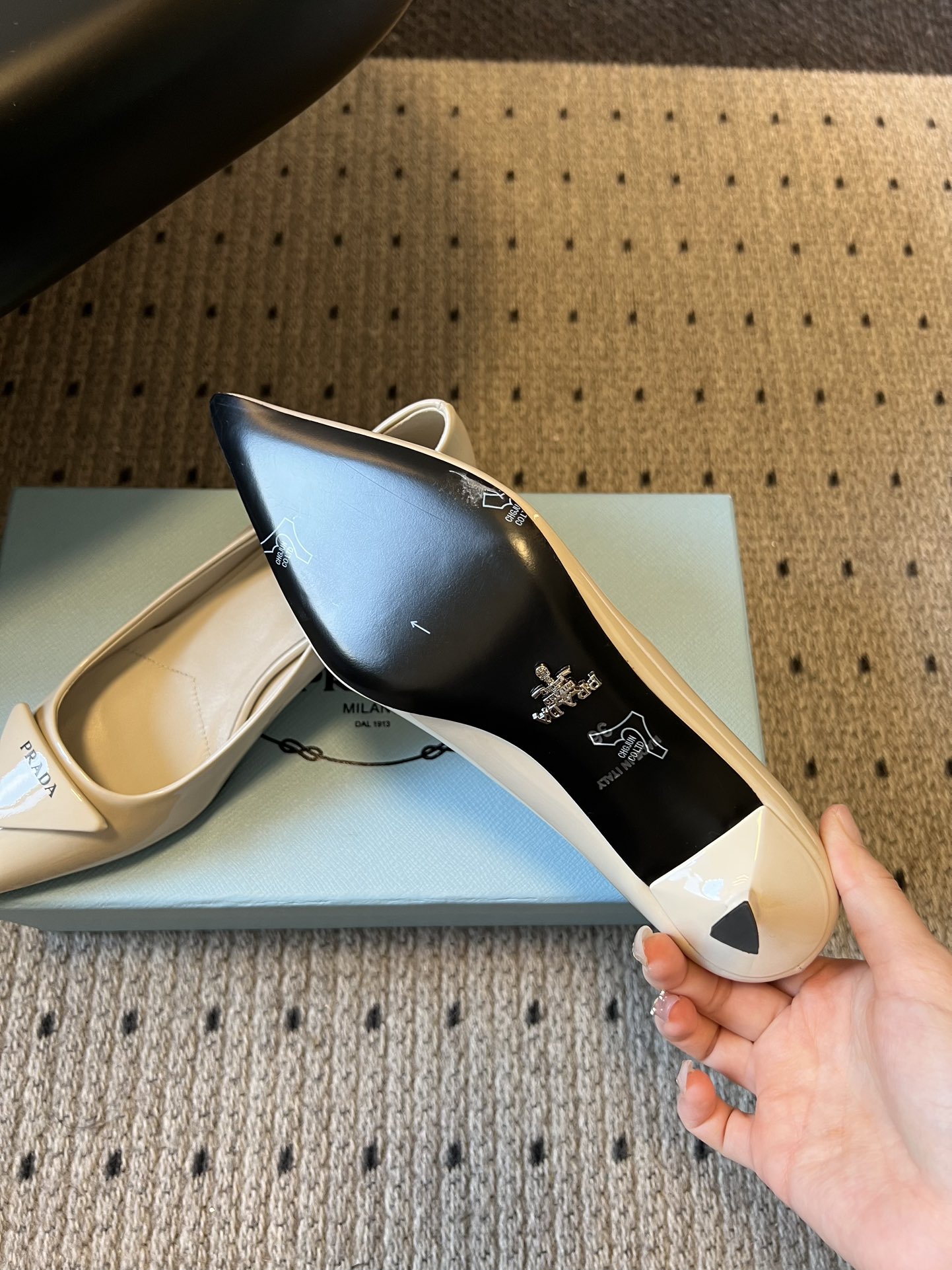 Prad* 26ss经典款三角标尖头小高跟单鞋采用锐利尖头+几何三角标的组合，鞋头处的三角拼接是品牌辨识