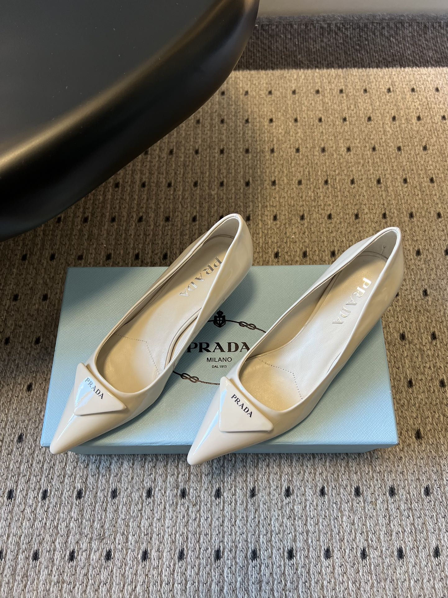 Prad* 26ss经典款三角标尖头小高跟单鞋采用锐利尖头+几何三角标的组合，鞋头处的三角拼接是品牌辨识
