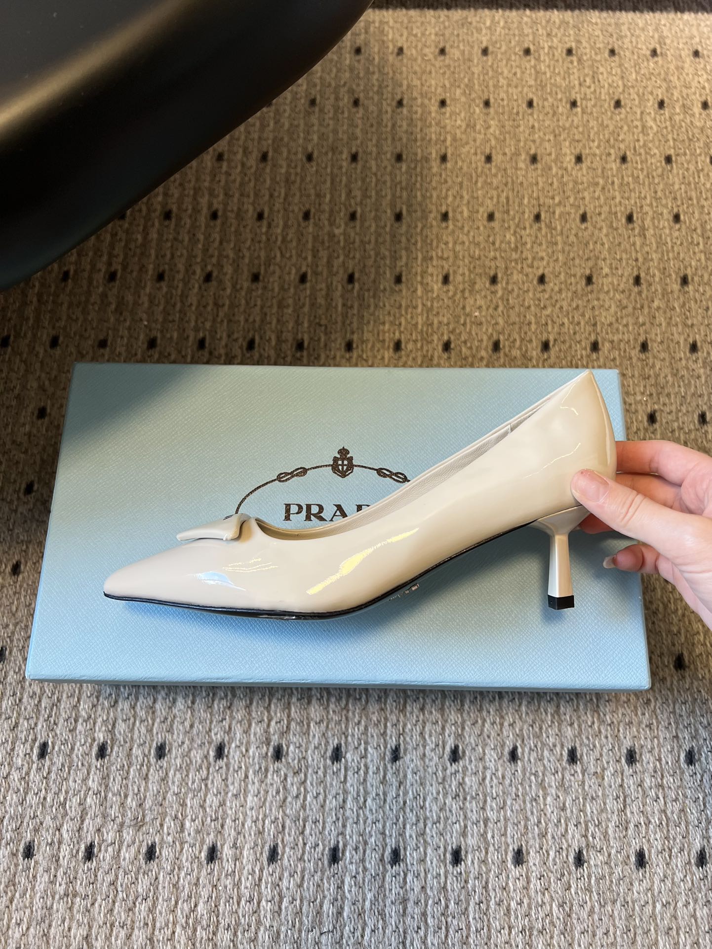 Prad* 26ss经典款三角标尖头小高跟单鞋采用锐利尖头+几何三角标的组合，鞋头处的三角拼接是品牌辨识