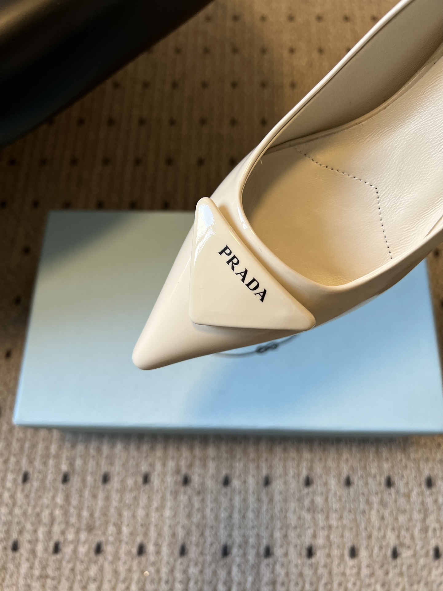 Prad* 26ss经典款三角标尖头小高跟单鞋采用锐利尖头+几何三角标的组合，鞋头处的三角拼接是品牌辨识