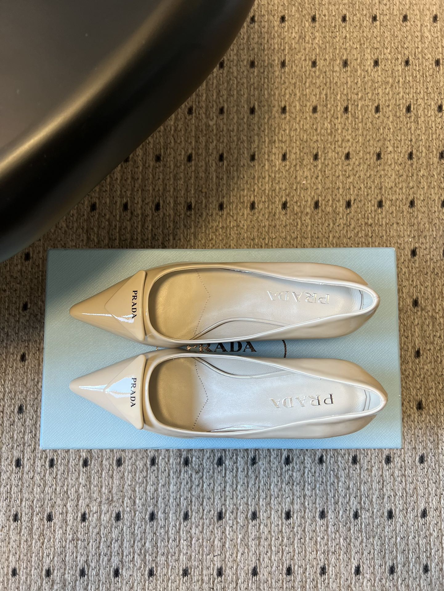 Prad* 26ss经典款三角标尖头小高跟单鞋采用锐利尖头+几何三角标的组合，鞋头处的三角拼接是品牌辨识