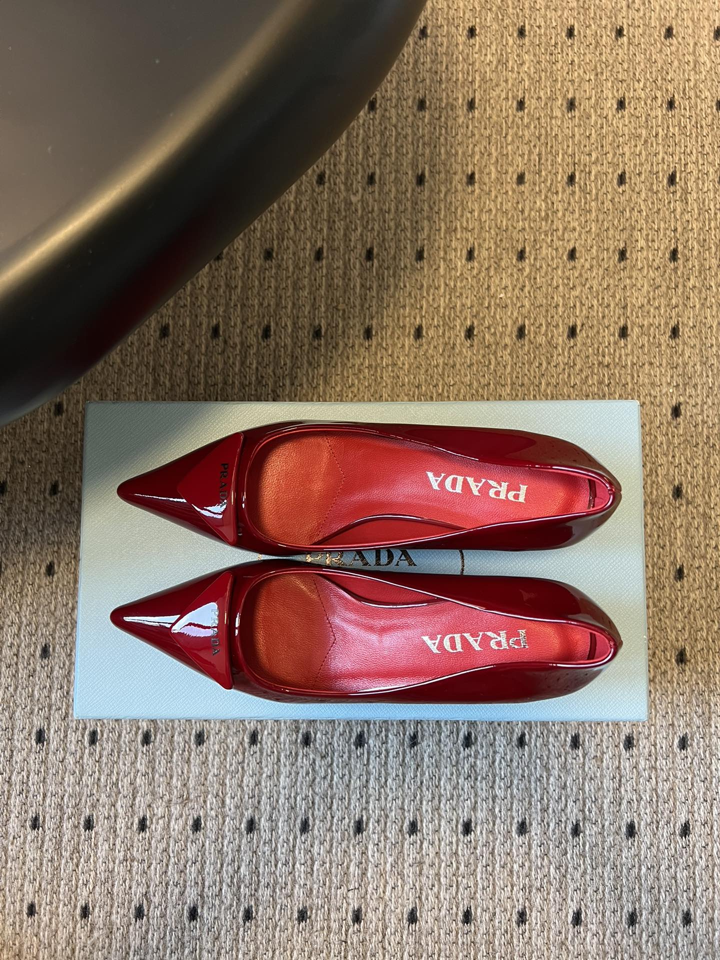 Prad* 26ss经典款三角标尖头小高跟单鞋采用锐利尖头+几何三角标的组合，鞋头处的三角拼接是品牌辨识