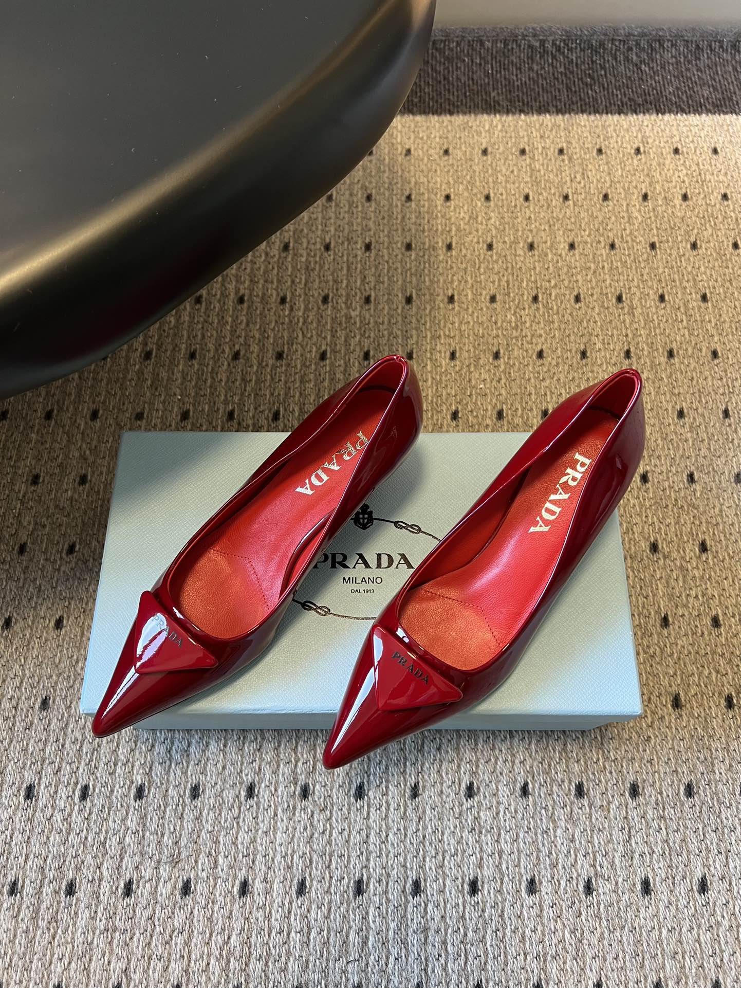Prad* 26ss经典款三角标尖头小高跟单鞋采用锐利尖头+几何三角标的组合，鞋头处的三角拼接是品牌辨识
