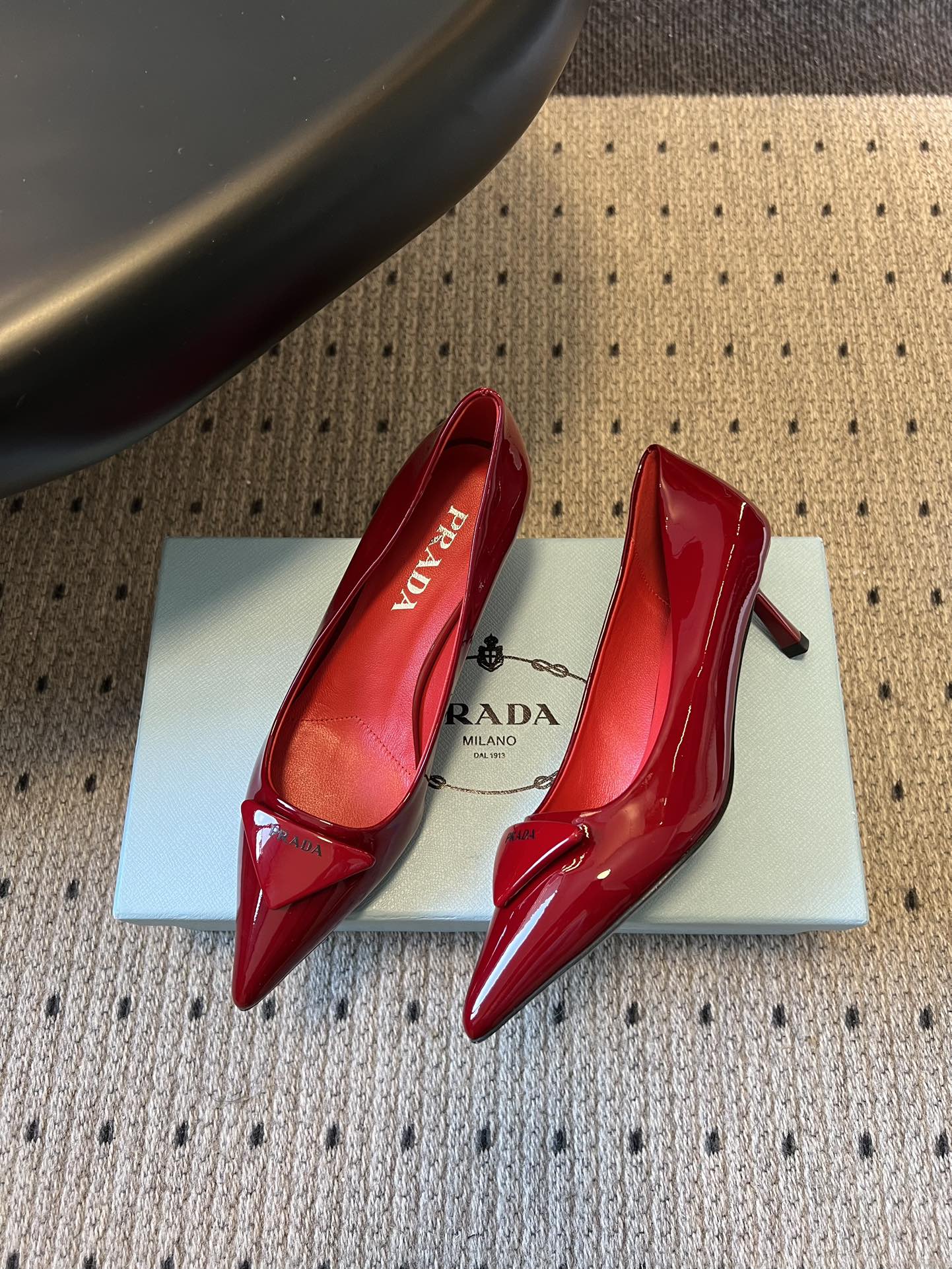 Prad* 26ss经典款三角标尖头小高跟单鞋采用锐利尖头+几何三角标的组合，鞋头处的三角拼接是品牌辨识