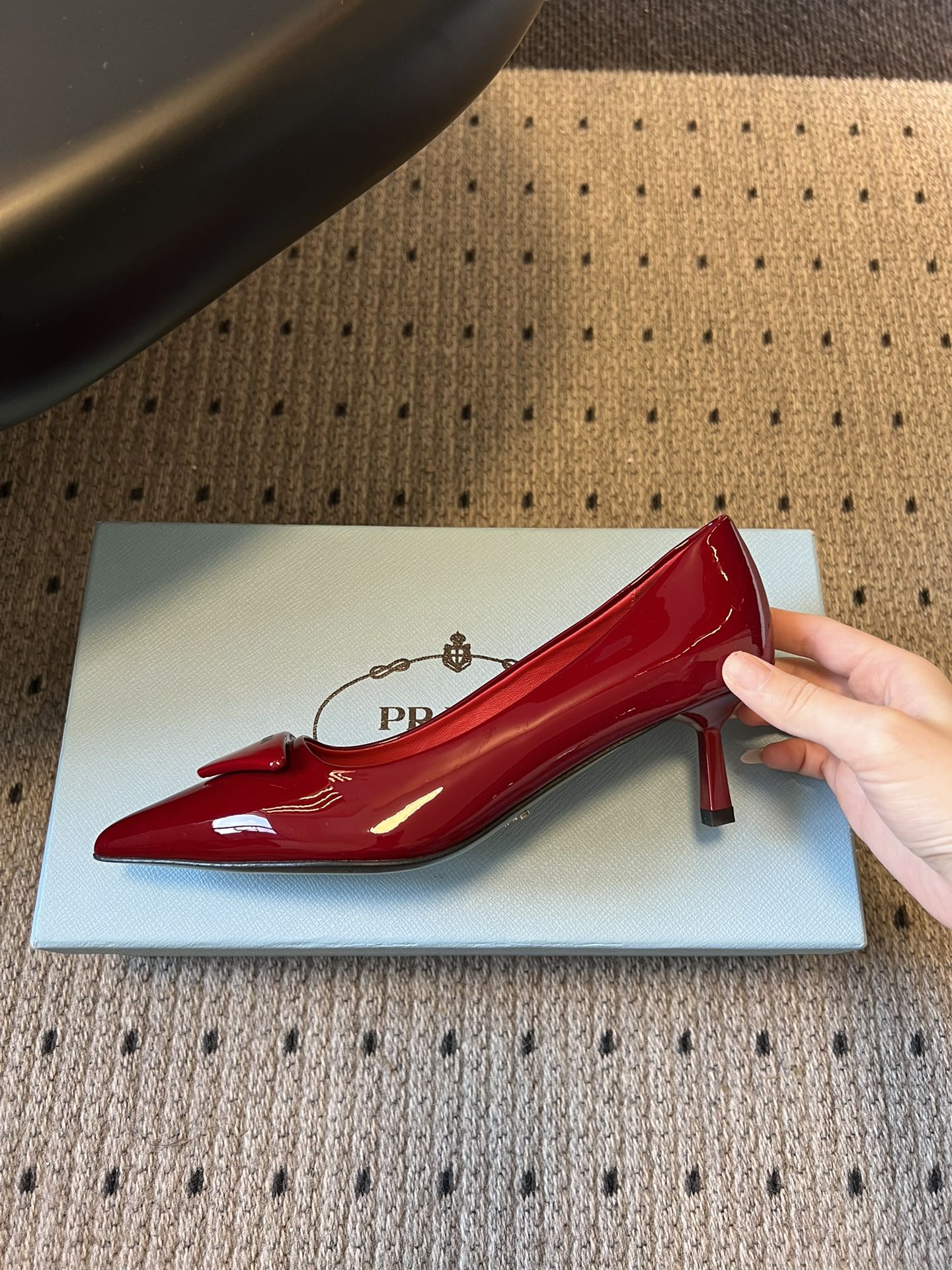 Prad* 26ss经典款三角标尖头小高跟单鞋采用锐利尖头+几何三角标的组合，鞋头处的三角拼接是品牌辨识