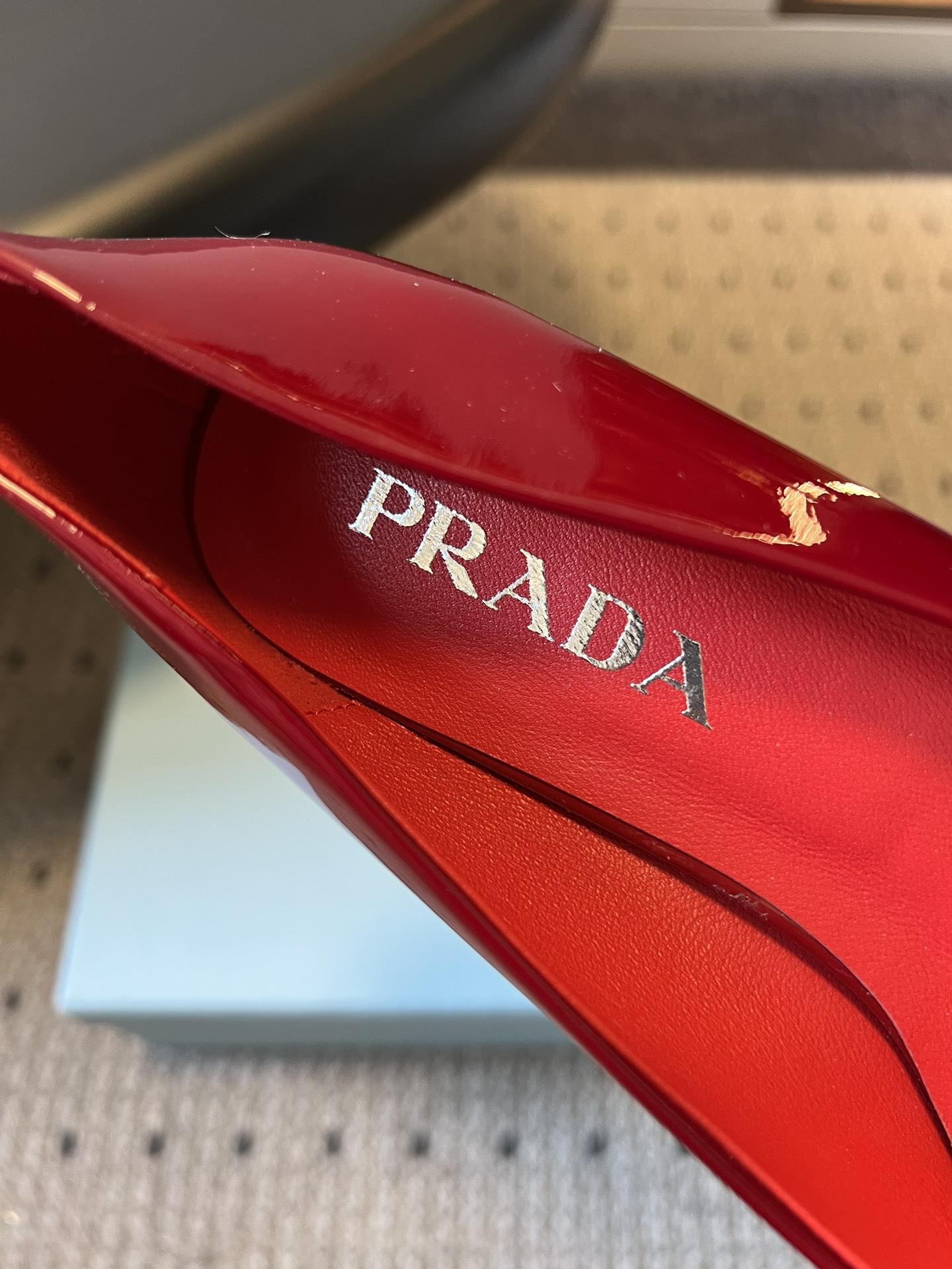 Prad* 26ss经典款三角标尖头小高跟单鞋采用锐利尖头+几何三角标的组合，鞋头处的三角拼接是品牌辨识