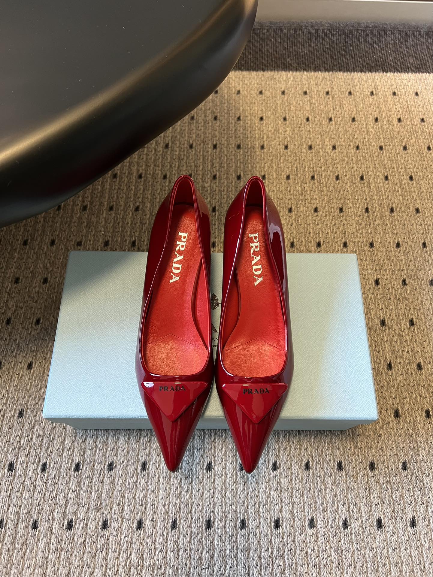 Prad* 26ss经典款三角标尖头小高跟单鞋采用锐利尖头+几何三角标的组合，鞋头处的三角拼接是品牌辨识
