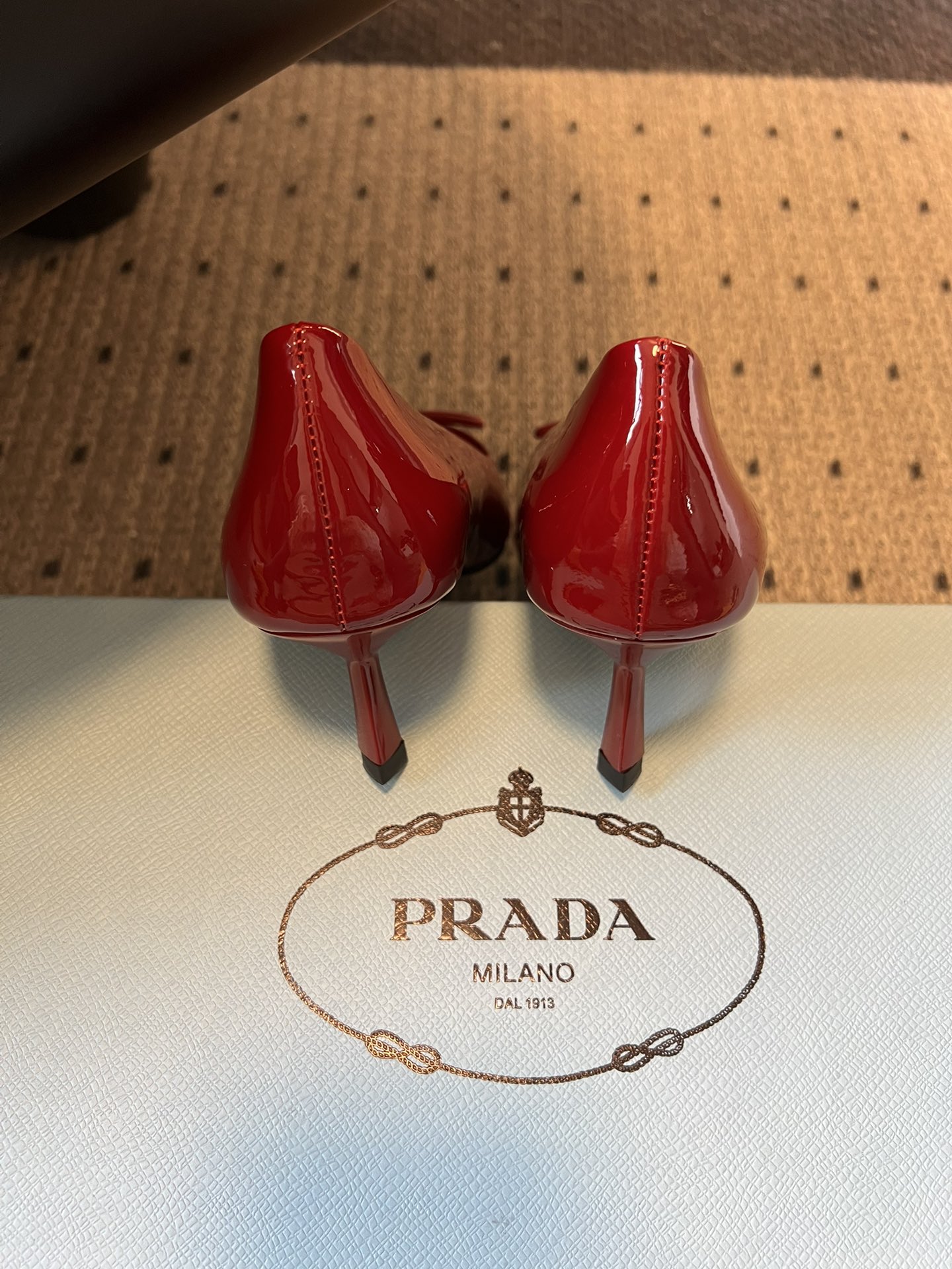 Prad* 26ss经典款三角标尖头小高跟单鞋采用锐利尖头+几何三角标的组合，鞋头处的三角拼接是品牌辨识