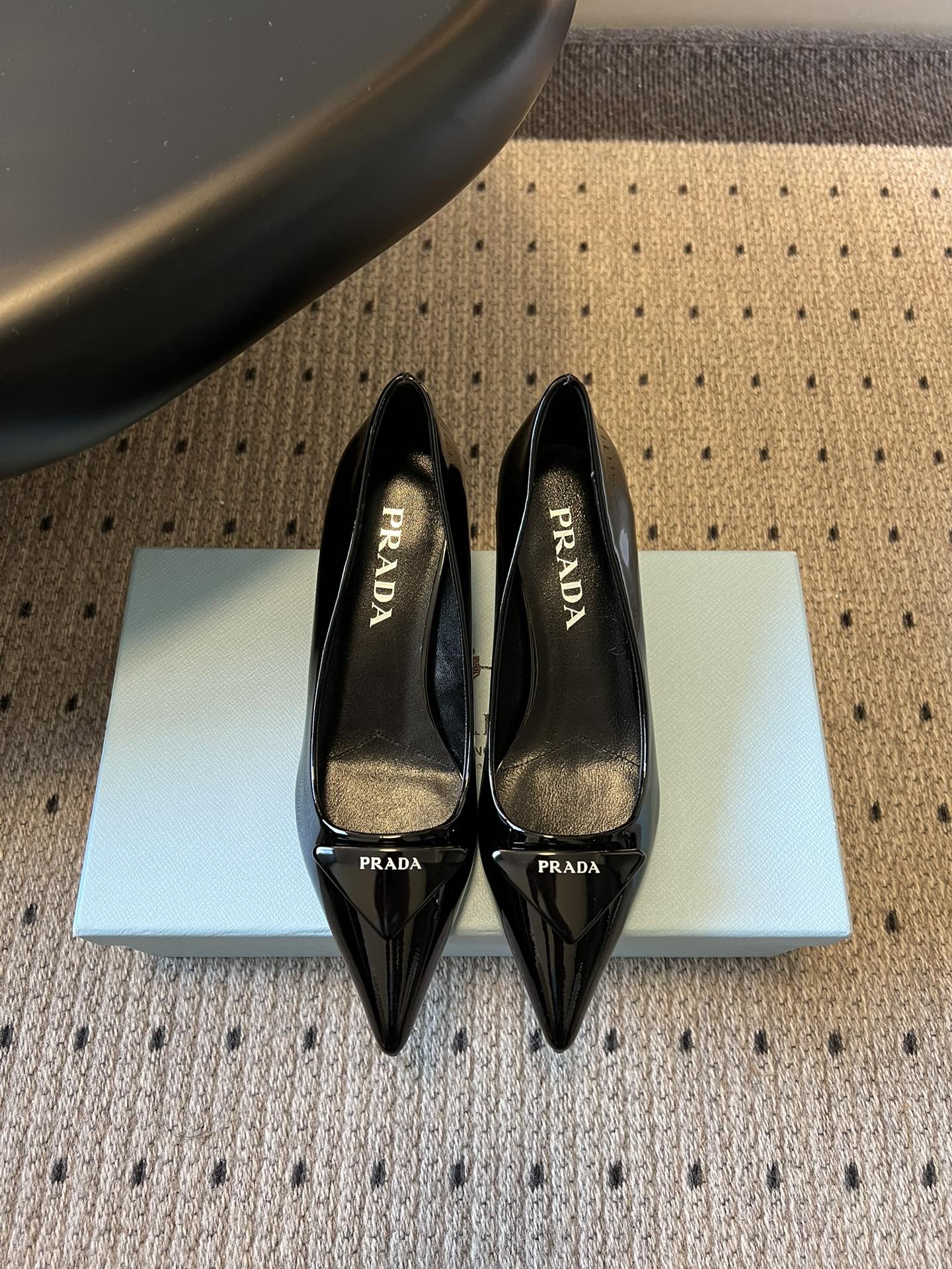 NO:692742,Prad* 26ss classic triangular pointed-toe small high-heeled shoes use a combination of sharp pointed toes and geometric triangles. The triangular splicing at the toe is a brand-recognizable design, which elongates the leg line and strengthens the sense of pioneering. The heel is a stiletto heel style, which enhances elegance while maintaining the neatness of the shoe shape.  The body of the shoe adopts a simple, unadorned design, with only the brand's iconic triangle element retained on the toe. The PRADA logo is engraved on the inside of the shoe. The shoemaking process ensures the comfort and stiffness of the fit. The upper is made of beaded cowhide/patent leather, the lining is sheepskin, the outsole is genuine leather, the height is increased by 6cm, size 35-41 (customized sizes 40 and 41 are non-refundable), high-heeled shoes, prada, high heels, cowhide, sheepskin, Leather  soles19860909Prad* 26ss经典款三角标尖头小高跟单鞋 采用锐利尖头+几何三角标的组合,鞋头处的三角拼接是品牌辨识度设计,拉长腿部线条的同时强化了先锋感；鞋跟为细高跟款式,提升优雅气质的同时保持了鞋型的利落感. 鞋身采用简约的无装饰设计,仅在鞋头处保留品牌标志性三角元素,鞋内印刻PRADA标识,制鞋工艺保障了贴合脚型的舒适度与版型挺括度. 鞋面开标珠牛皮/漆皮 内里羊皮 大底真皮大底 增高6cm size35-41码（40、41码定制不退换）,高跟鞋单鞋,prada,high heels,cowhide,sheepskin,Leather soles,Women's Shoes