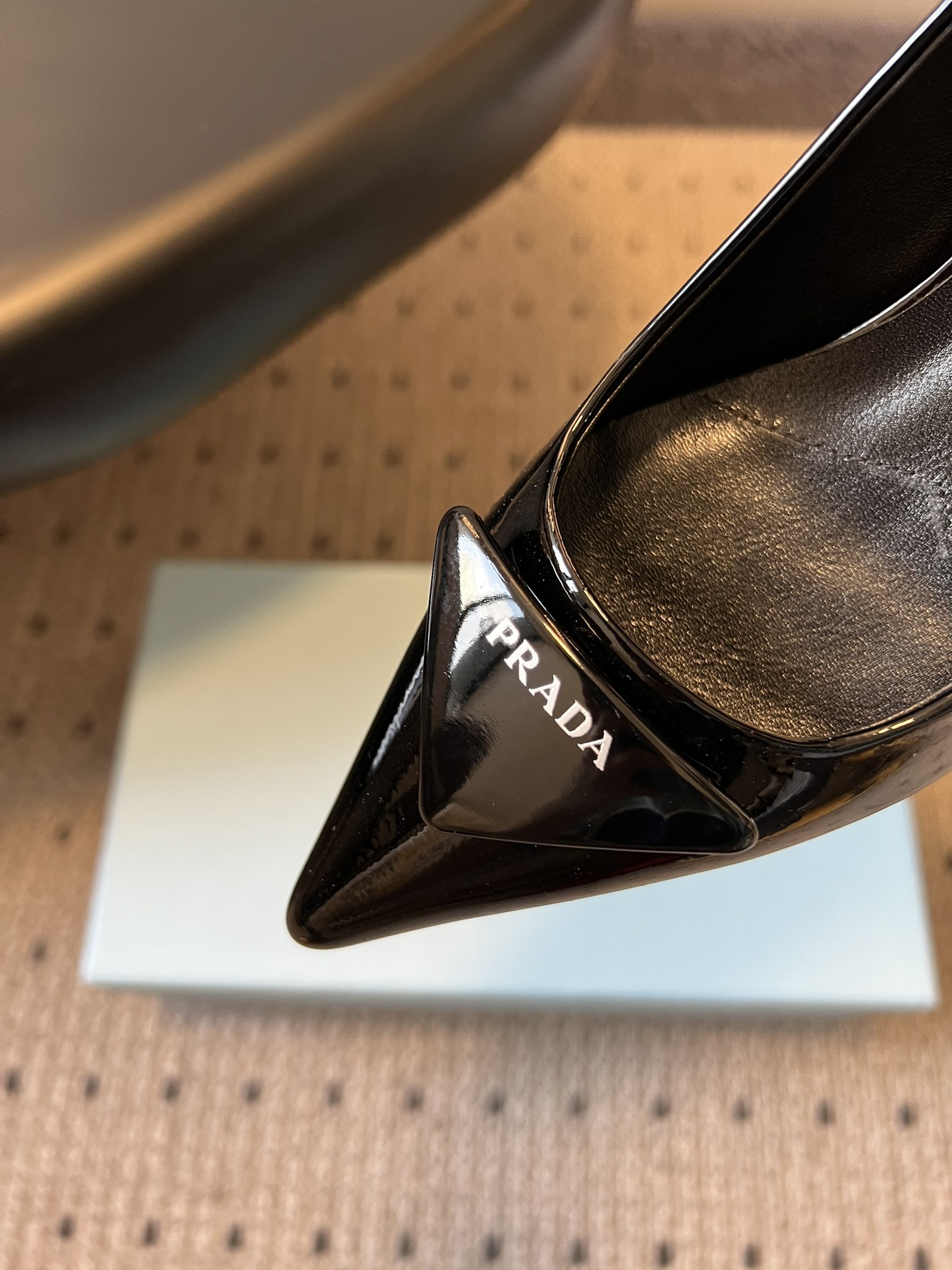 Prad* 26ss经典款三角标尖头小高跟单鞋采用锐利尖头+几何三角标的组合，鞋头处的三角拼接是品牌辨识
