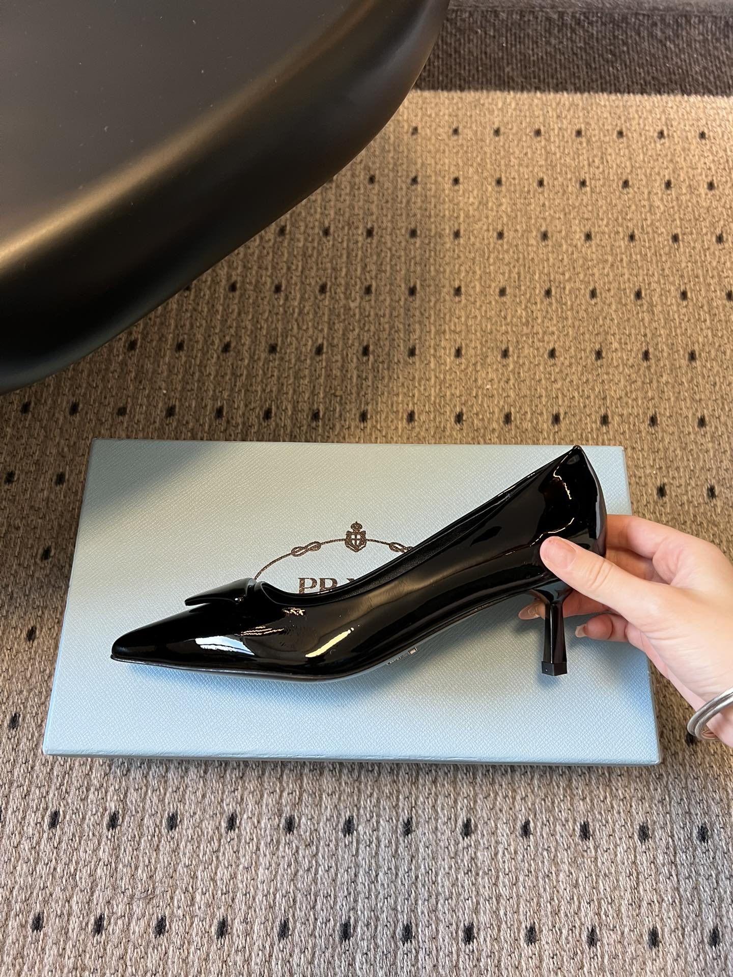 Prad* 26ss经典款三角标尖头小高跟单鞋采用锐利尖头+几何三角标的组合，鞋头处的三角拼接是品牌辨识