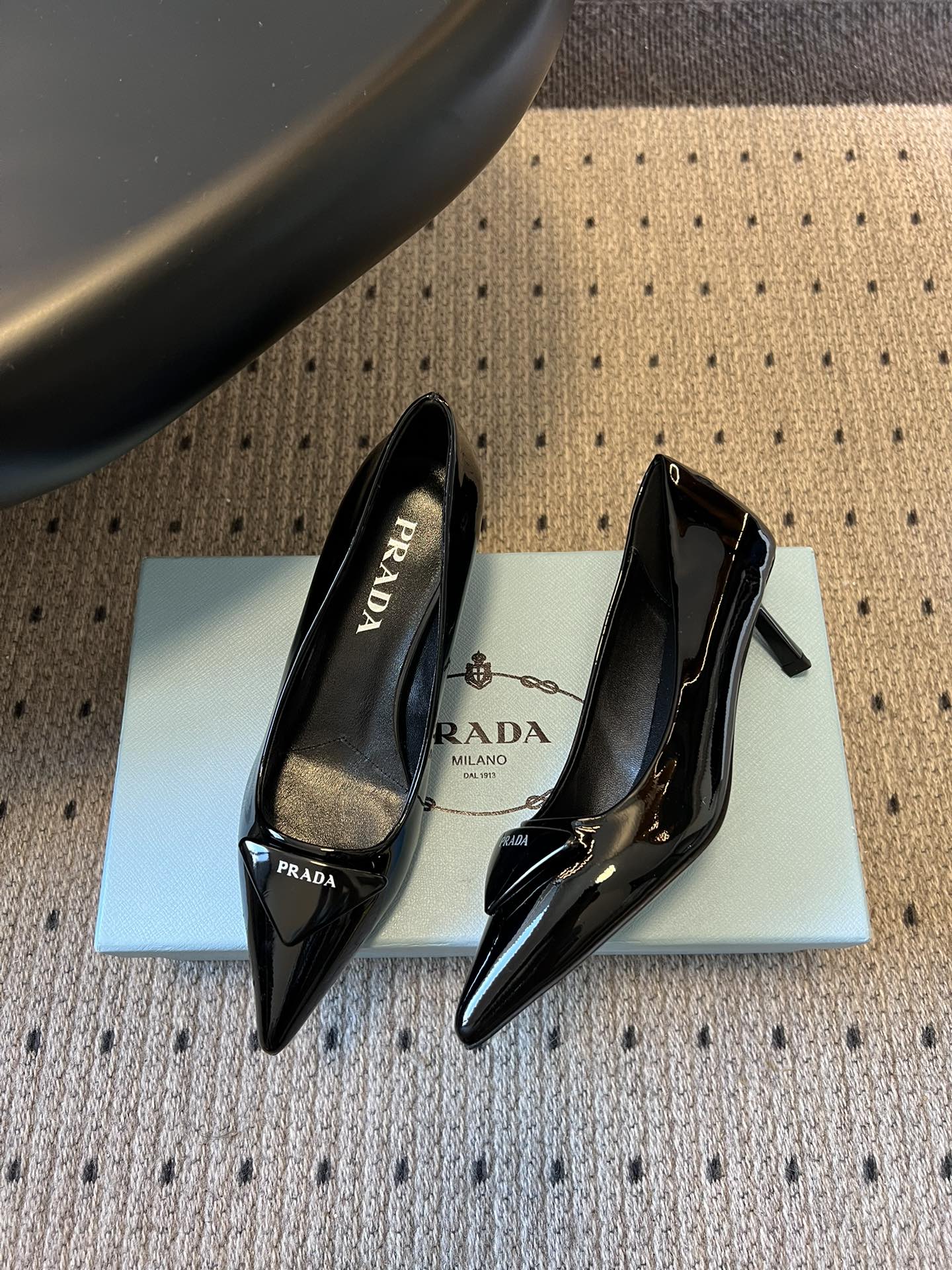 Prad* 26ss经典款三角标尖头小高跟单鞋采用锐利尖头+几何三角标的组合，鞋头处的三角拼接是品牌辨识