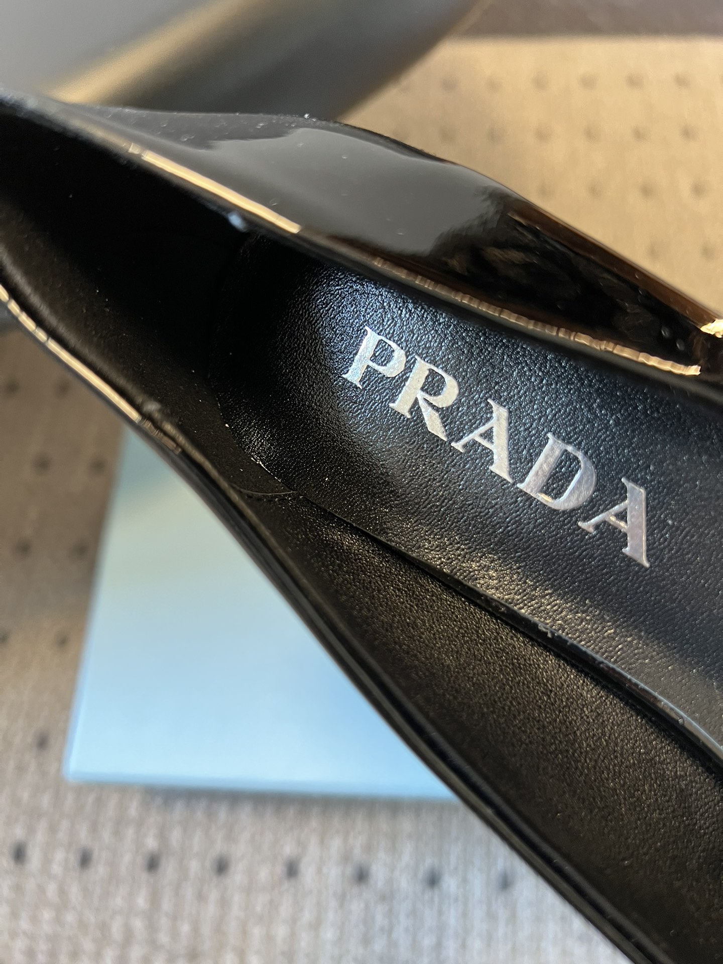 Prad* 26ss经典款三角标尖头小高跟单鞋采用锐利尖头+几何三角标的组合，鞋头处的三角拼接是品牌辨识