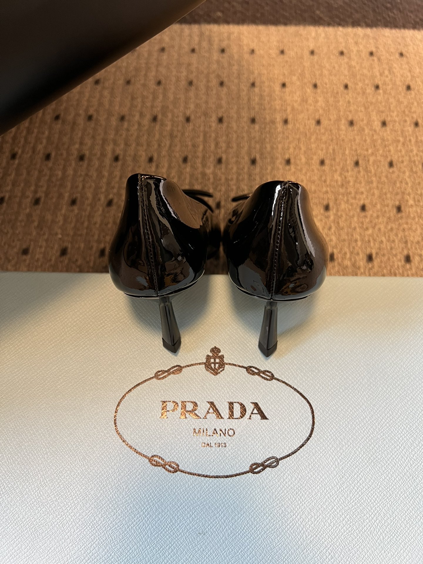 Prad* 26ss经典款三角标尖头小高跟单鞋采用锐利尖头+几何三角标的组合，鞋头处的三角拼接是品牌辨识