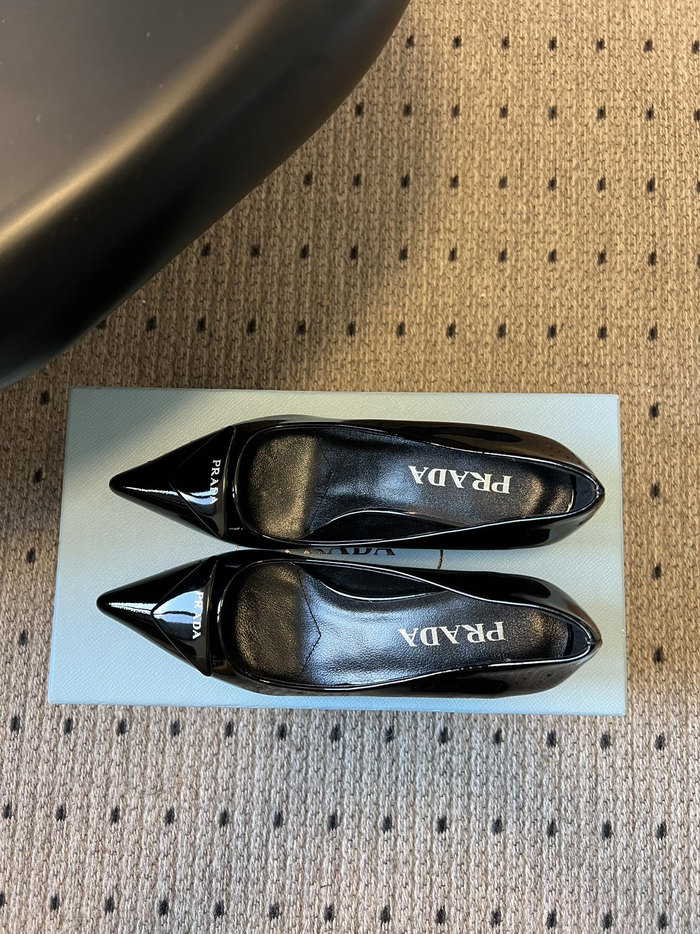 Prad* 26ss经典款三角标尖头小高跟单鞋采用锐利尖头+几何三角标的组合，鞋头处的三角拼接是品牌辨识