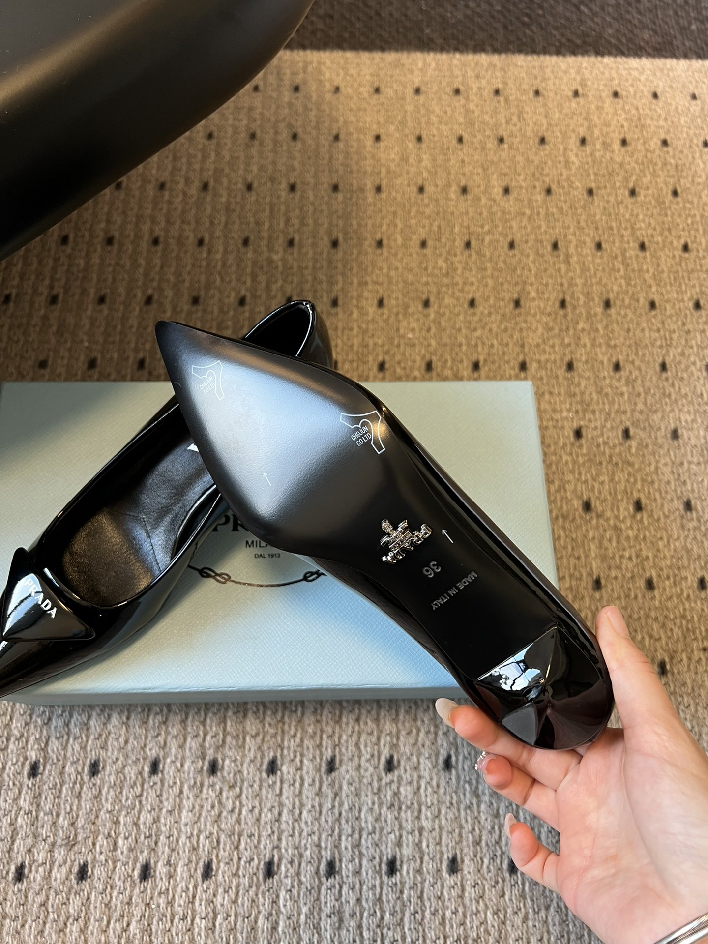 Prad* 26ss经典款三角标尖头小高跟单鞋采用锐利尖头+几何三角标的组合，鞋头处的三角拼接是品牌辨识