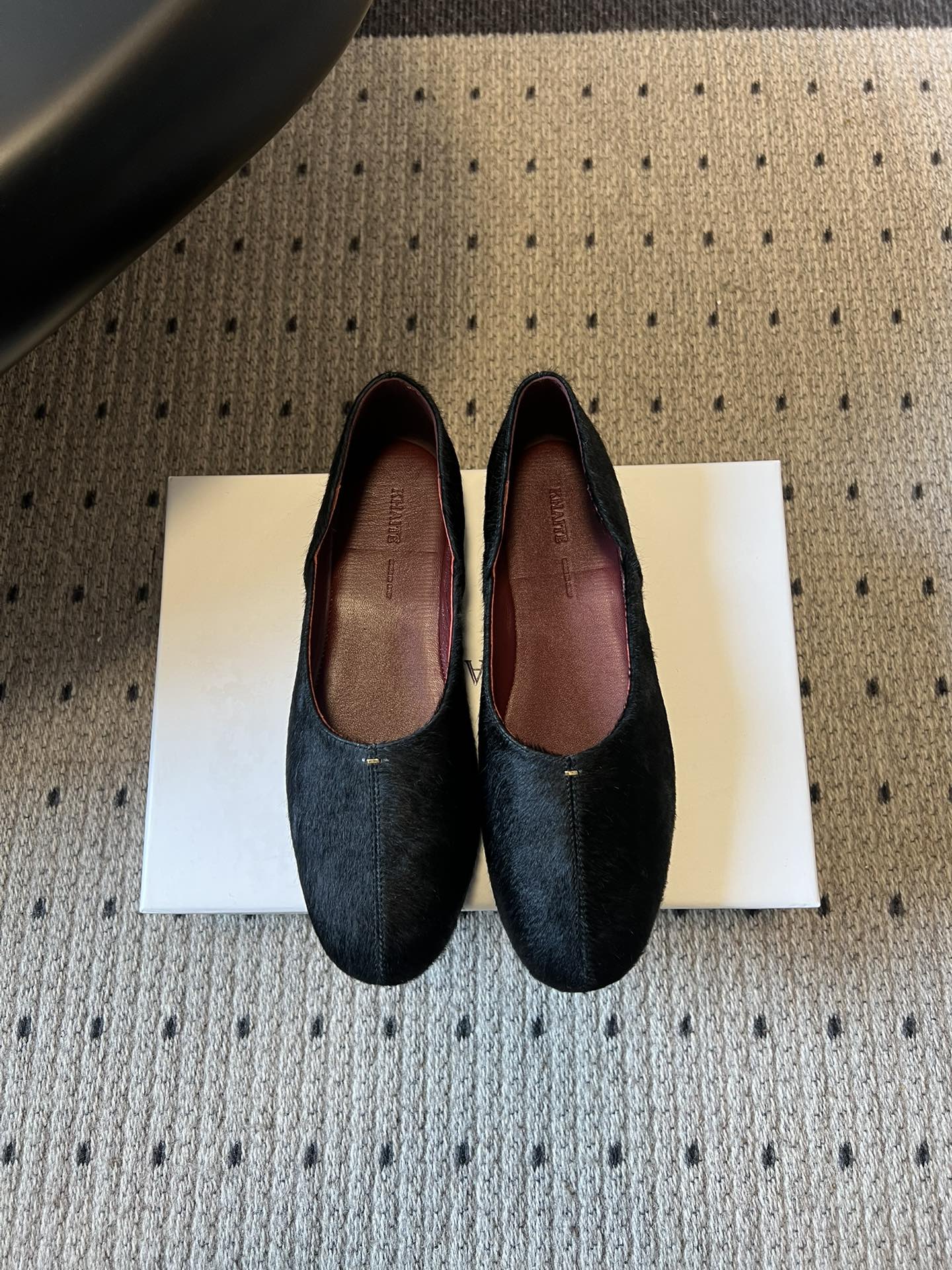 NO:695095,Khaite 26ss early spring new shallow-mouth flat casual shoes have a minimalist solid color design, suitable for many scenes, and are in line with the brand's core of 'daily wearability'. Made of horse hair luxury material, the horse hair style has a natural texture and unique touch. The shoes have a simple neutral silhouette, paired with horse hair, leather and other soft materials, reflecting the brand's design tone of 'coexistence of strength and softness'.  The daily attributes of flat shoes are combined with rare materials and sophisticated craftsmanship to create a 'quiet luxury' item that not only meets the practical needs of commuting and leisure, but also has the texture of high-end fashion. It adopts a rounded oval toe design, which is different from the sharp pointed toe. It combines comfort and retro elegance, and is the embodiment of the brand's iconic 'soft architectural feel'. Horsehair upper, sheepskin lining, outsole, Italian leather outsole, 1cm higher  size 35-41 (customized sizes 40 and 41 are non-refundable), ballet shoes, flats, sheepskin, Leather soles19860909Khaite 26ss早春新品浅口平底单鞋休闲鞋 极简纯色设计,适配多场景穿搭,符合品牌「日常实穿性」核心.采用马毛奢级材质,马毛款纹理自然且触感独特,鞋款简约的中性廓形,搭配马毛、皮革等柔润材质,体现品牌「力量与柔软并存」的设计基调. 平底鞋的日常属性,结合稀有材质与精工工艺,打造「静奢风」单品,既满足通勤、休闲的实用需求,又具备高端时装的质感.采用圆润鹅蛋头设计,区别于尖锐尖头,兼顾舒适度与复古优雅感,是品牌标志性的「柔和建筑感」体现. 鞋面马毛 内里羊皮 大底意大利真皮大底 增高1cm size35-41码（40、41码定制不退换）,芭蕾舞鞋,flats,sheepskin,Leather soles,Women's Shoes