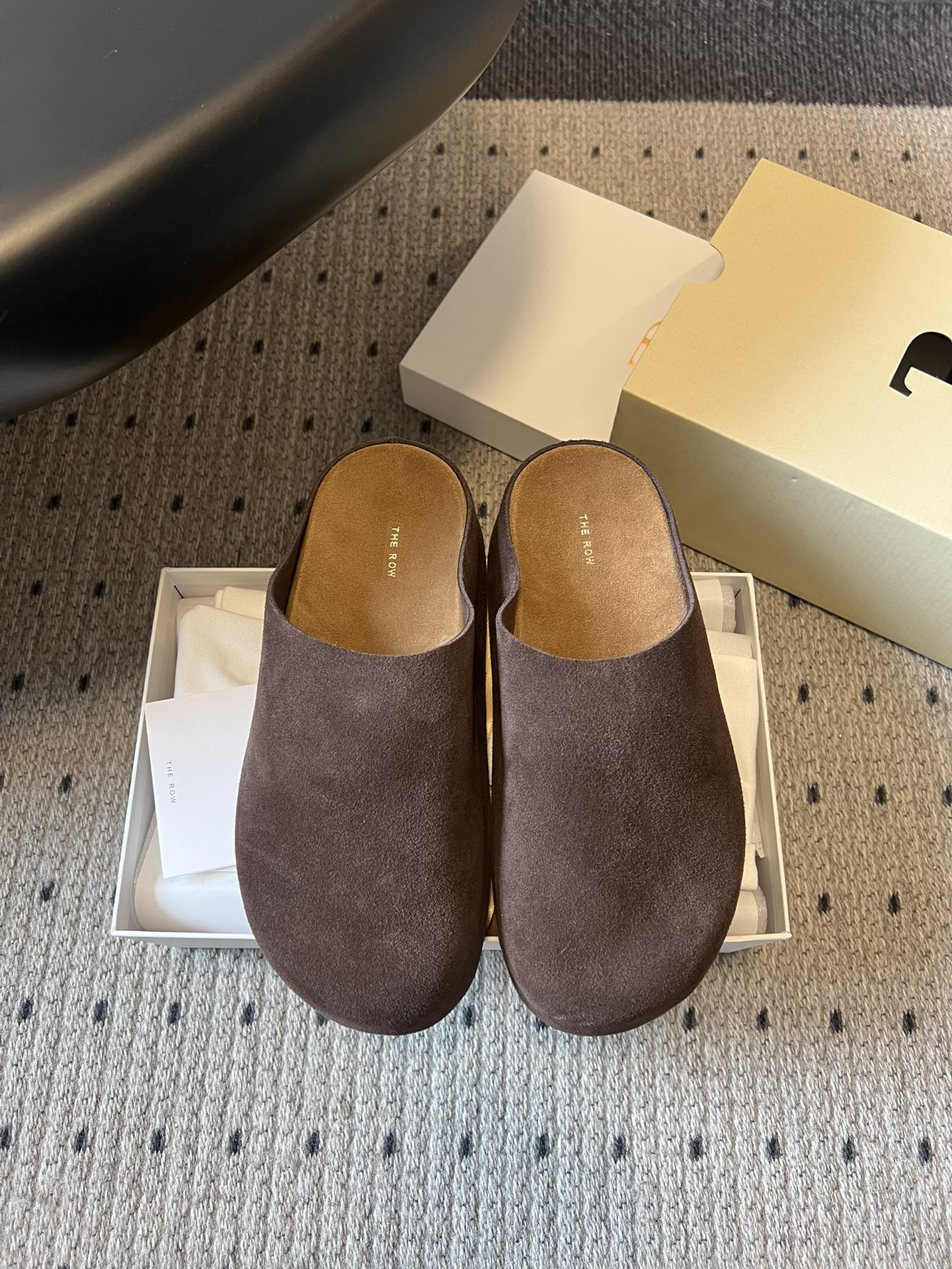 NO:705865,The Ro*26ss new early spring round-toe mules casual shoes are produced here. The shoe body does not have any logo or decoration. It only presents the outline through one-piece upper cutting and minimalist hemming technology. The use of earth tones such as light apricot and dark brown is in line with the brand's 'low saturated neutral color' color system; the black model is a classic basic model, suitable for all scenes.  The sole is made of lightweight rubber foam material, which has both anti-slip and cushioning properties. The flat-soled design is ergonomic and can remain comfortable even if you walk for a long time. The lazy silhouette of the Mule slipper has the relaxed feeling of home slippers. The upper is high satin cow suede and the lining is high satin cow suede. Rubber outsole. Increases 2.5cm. Size 35-40 (40 size customization is non-refundable). Half drag, slippers19860909莬产 The Ro*26ss早春新款圆头穆勒鞋休闲鞋 鞋身无任何logo与装饰,仅通过一体成型的鞋面剪裁和极简包边工艺呈现轮廓,浅杏、深棕等大地色系的运用,契合品牌「低饱和中性色」的色彩体系；黑色款则作为经典基础款,适配全场景穿搭. 鞋底采用轻质橡胶发泡材质,兼具防滑性与缓冲性,平底设计符合人体工学,长时间行走也能保持舒适.穆勒拖的慵懒廓形带有居家拖鞋的松弛感. 鞋面高丝光牛反绒 内里高丝光牛反绒 大底橡胶大底 增高2.5cm size35-40码（40码定制不退换）,半拖,slippers,Women's Shoes