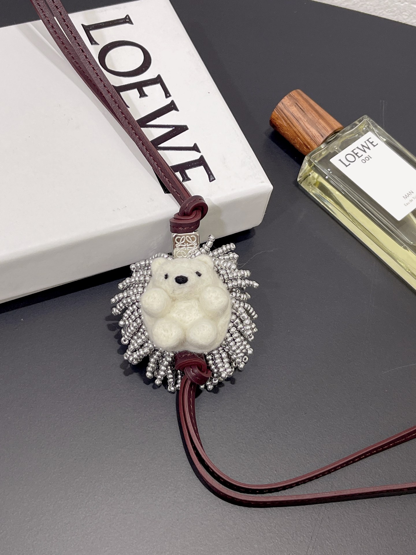 NO:714057,Hedgehog felt pendant is made of felt material, purely handmade, which is time-consuming and labor-intensive. It can be matched with any bag and is very versatile. Note that each one is unique and cannot be guaranteed to be exactly the same. Perfectionists please do not disturb, Loewe wallet, loewe, wallets19860909刺猬毛毡挂件 采用毛毡材料、 纯手工制作, 费时费工费材料重工 可搭配任何包包、 巨百搭 注意 每只都是独一无二、 无法保证每个都一模一样的完美主义者请勿扰,罗意威钱包,loewe,wallets,欧美剧