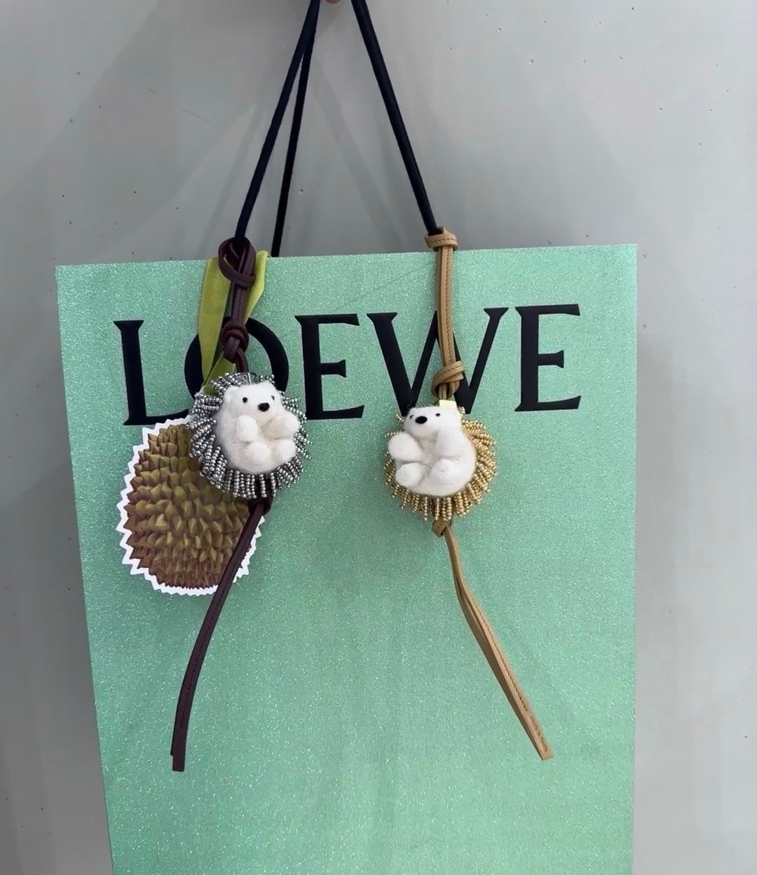 NO:714060,Hedgehog felt pendant!  ,Loewe wallet,loewe,wallets19860909刺猬毛毡挂件！,罗意威钱包,loewe,wallets,欧美剧