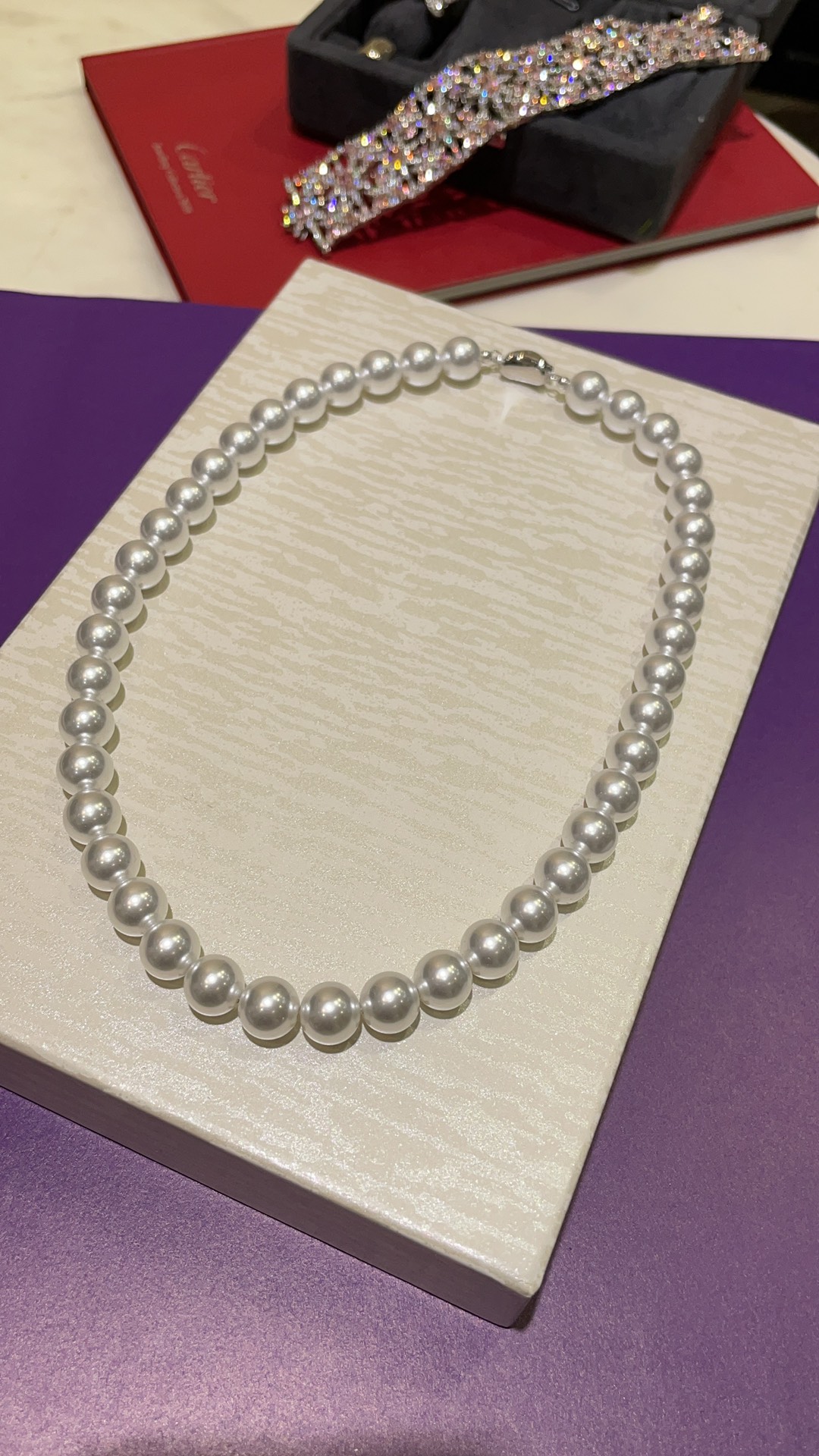 NO:720368,88280, Jiang Shuying's same style 10mm Australian white pearl necklace (not real pearls). The cold light is flawless and comparable to Australian white pearls. Very cost-effective. No pressure for social distance. The atmosphere of rich women and beautiful women can be blessed. No matter whether it is a wedding or a dinner, you can't go wrong. Material: S silver ingot buckle. Customized pearls. Necklace length 43cm. Comes with packaging box, necklace, Cartier high-end jewelry.1986090988280, 江疏影同款 10mm澳白色珍珠项链（非真珠） 冷光无瑕媲美澳白珍珠 性价比极高 社交距离无压力 富婆大美女氛围感加持  无论婚礼搭配晚宴日常都不会出错 材质S银元宝扣定制珍珠 项链长度43cm 带包装盒,,necklace,卡迪亚高端饰品,Jewelry