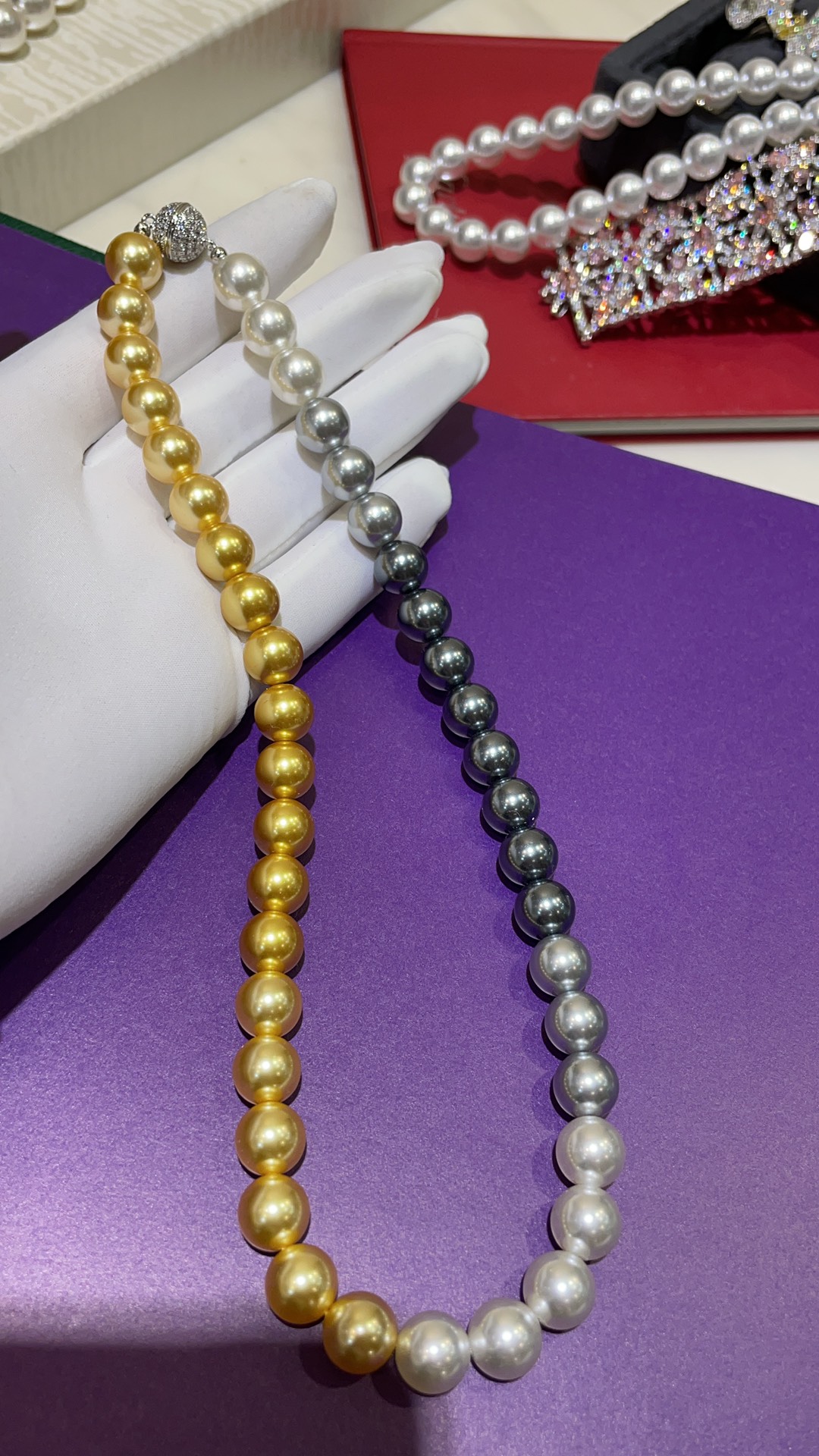 NO:720397,New product, buy it to match with the Chinese New Year shirt. A rich and beautiful pearl necklace with four seasons color gradient (not real pearls). The seawater beads fill the ceiling, and the luster is comparable to a small light bulb!  Every piece is flawless and looks noble when worn. Material length is 43cm. Accessories: Zircon copper buckle, silver-plated 10mm customized pearls (not real pearls), necklace, Cartier high-end jewelry.19860909新品 买回去搭配过年战袍 富感美感十足的一条四季彩渐变珍珠项链（非真珠） 海水珠平替天花板 光泽感媲美小灯泡！ 颗颗无瑕 佩戴上身贵气十足 材质长度43cm 配件锆石铜扣镀银10mm定制珍珠（非真珠）,,necklace,卡迪亚高端饰品,Jewelry