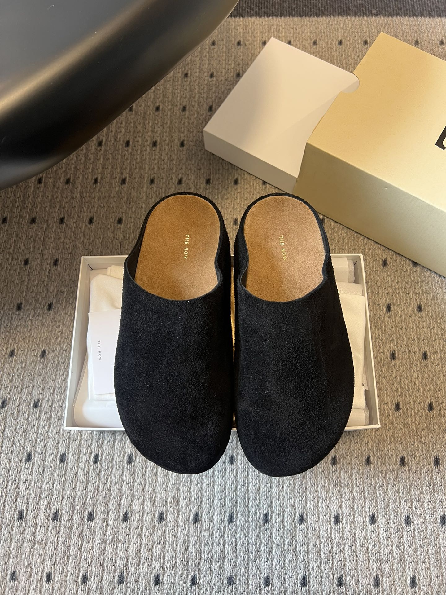 NO:705862,Made in Guangzhou, The Ro*26ss new early spring round-toe mules casual shoes. The shoe body does not have any logo or decoration. It only presents the outline through one-piece upper cutting and minimalist hemming technology. The use of earth tones such as light apricot and dark brown is in line with the brand's 'low saturated neutral color' color system; the black model is a classic basic model, suitable for all scenes.  The sole is made of lightweight rubber foam material, which has both anti-slip and cushioning properties. The flat-soled design is ergonomic and can remain comfortable even if you walk for a long time. The lazy silhouette of the Mule slipper has the relaxed feeling of home slippers. The upper is high satin cow suede and the lining is high satin cow suede. Rubber outsole. Increases 2.5cm. Size 35-40 (40 size customization is non-refundable). Half drag, slippers19860909莞产 The Ro*26ss早春新款圆头穆勒鞋休闲鞋 鞋身无任何logo与装饰,仅通过一体成型的鞋面剪裁和极简包边工艺呈现轮廓,浅杏、深棕等大地色系的运用,契合品牌「低饱和中性色」的色彩体系；黑色款则作为经典基础款,适配全场景穿搭. 鞋底采用轻质橡胶发泡材质,兼具防滑性与缓冲性,平底设计符合人体工学,长时间行走也能保持舒适.穆勒拖的慵懒廓形带有居家拖鞋的松弛感. 鞋面高丝光牛反绒 内里高丝光牛反绒 大底橡胶大底 增高2.5cm size35-40码（40码定制不退换）,半拖,slippers,Women's Shoes