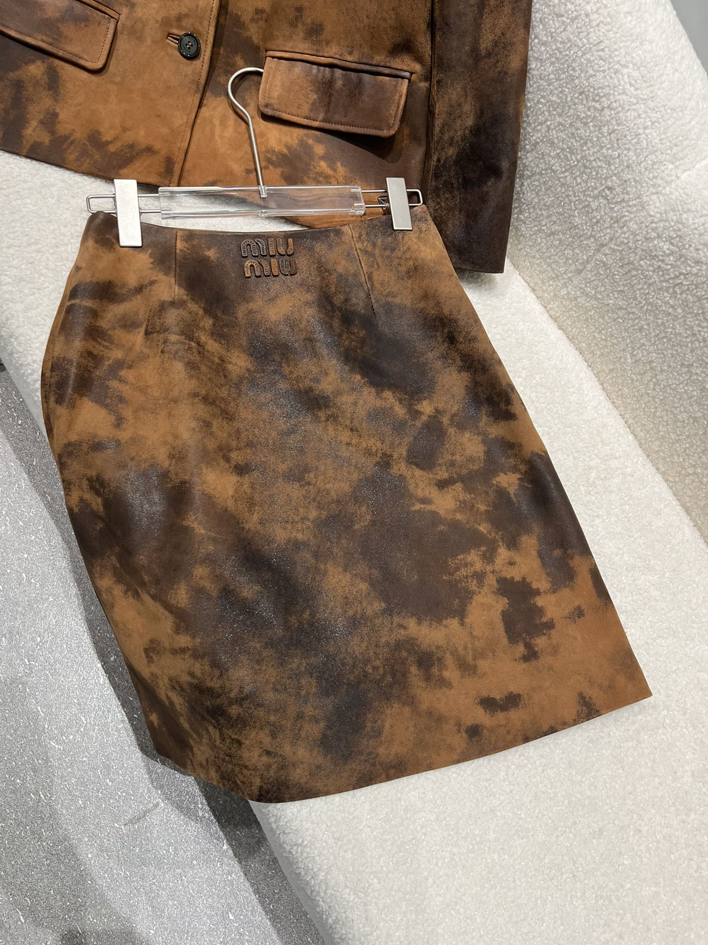 NO:677546,The texture of each piece of clothing and each skirt is different, with random distressed colors, Miu Miu-clothing, skirts,19860909每一件衣服每一条裙子的纹理深浅都不同,随机的做旧颜色,缪缪-服装,skirts,,Women's clothing