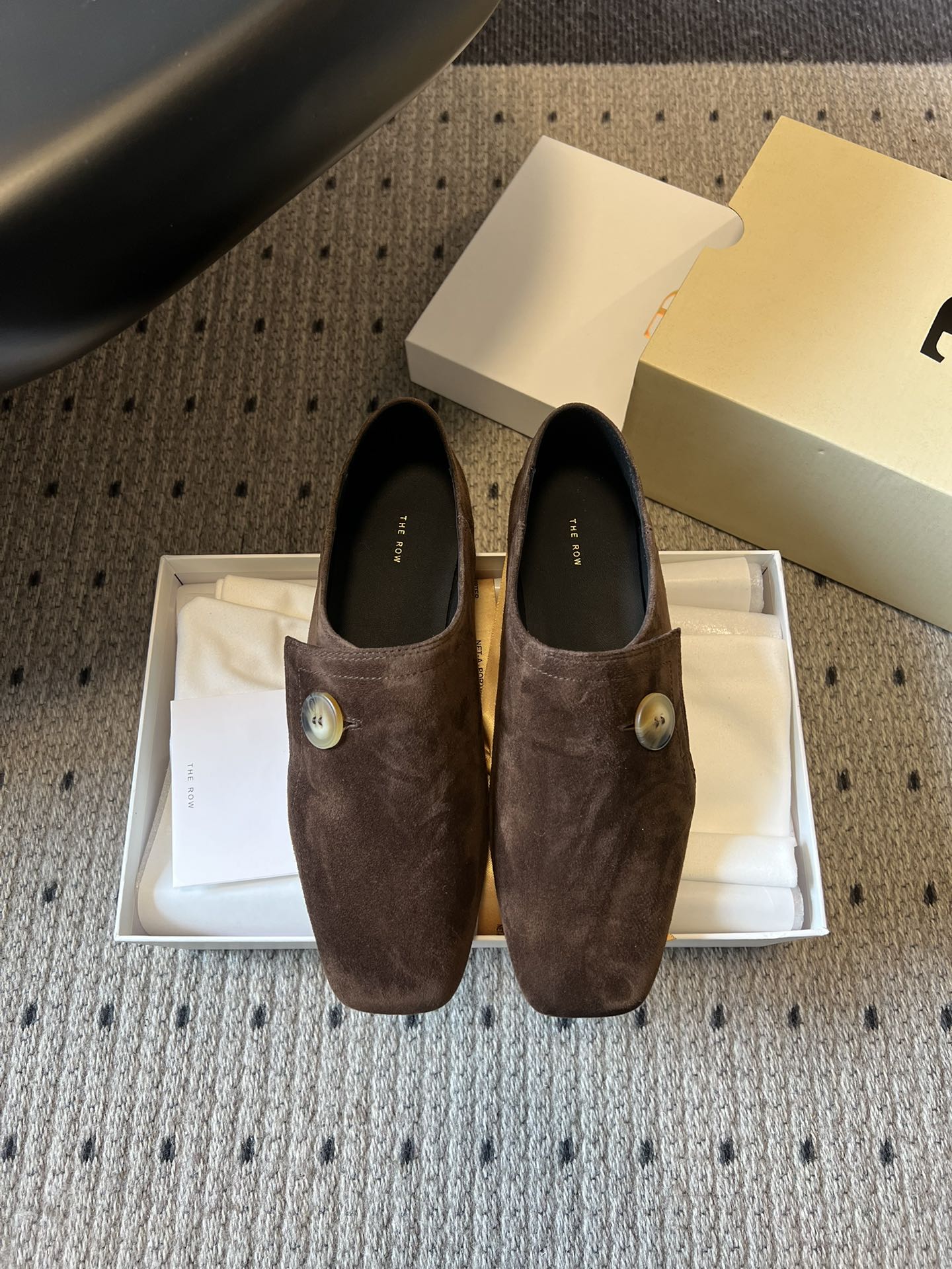 NO:682318,Purchasing-grade, high-quality Dongguan factory The Ro*26ss early spring new square-toe metal buckle mules casual shoes adopt a square-toe silhouette, with clean lines and no unnecessary decoration. Only metal round buckles are embellished on the side of the shoe as a detail, which is in line with THE ROW's iconic 'quiet luxury' aesthetics. The slip-on mules are easy to put on and take off, and have both a lazy and casual feel and a high-end feel.  Flat design with rubber sole, non-slip and wear-resistant, suitable for daily commuting and long walking. The shoe shape is loose and does not squeeze the feet, and the square toe design allows enough room for the toes to move, adapting to a variety of foot types. The upper is imported fetal cow fleece, the lining is imported full-grain mixed sheepskin, the outsole is genuine leather, increased by 2cm, size 35-40 (40 size customization is not returnable), half drag, sheepskin, Leather soles19860909代购级 莞厂高品质 The Ro*26ss早春新款方头金属扣穆勒鞋休闲鞋 采用方头廓形,线条干净利落,无多余装饰,仅在鞋侧点缀金属圆扣作为细节,契合THE ROW标志性的“静奢”美学.一脚蹬的穆勒鞋型,穿脱便捷,兼具慵懒随性与高级感. 平底设计搭配橡胶鞋底,防滑耐磨,适合日常通勤长时间行走.鞋型宽松不挤脚,方头设计给脚趾足够活动空间,适配多种脚型. 鞋面进口胎牛绒 内里进口全粒面混种羊皮 大底真皮大底 增高2cm size35-40码（40码定制不退换）,半拖,sheepskin,Leather soles,Women's Shoes