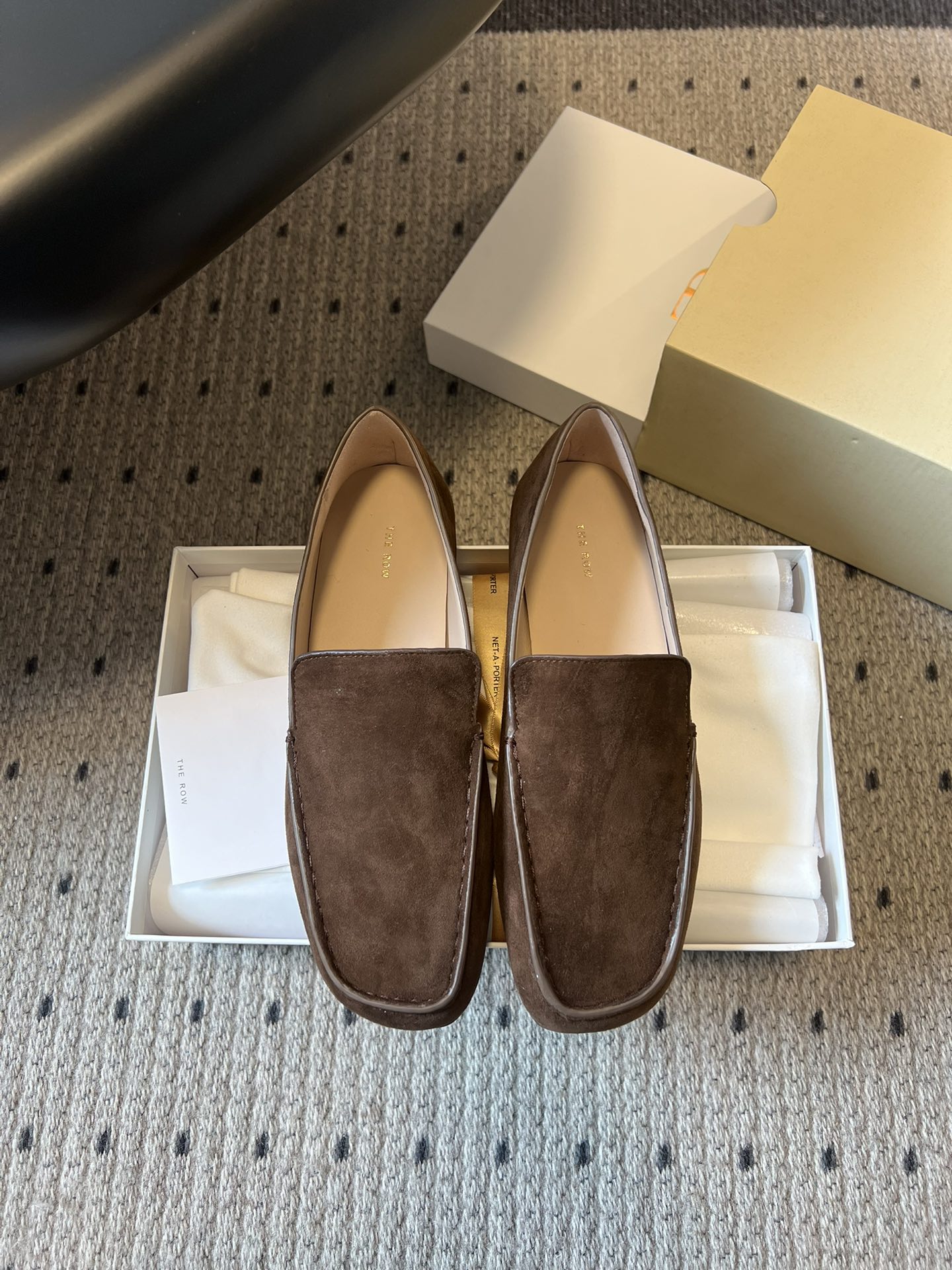 NO:682312,Purchasing agent, Dongguan factory high quality The Ro*26ss early spring retro new square toe mules casual shoes. Flat design with rubber sole, non-slip and wear-resistant, suitable for daily commuting and long walking. The shoe shape is loose and does not squeeze the feet, and the square toe design gives the toes enough room to move, adapting to a variety of foot types. It adopts a square toe profile, clean lines, no unnecessary decoration, only metal round buckles are embellished on the side of the shoe as a detail, which fits THE  ROW's iconic 'quiet luxury' aesthetics. The slip-on Mule shoe style is easy to put on and take off, and has both a casual and high-end feel. The upper is made of imported fetal cow velvet, and the lining is imported full-grain mixed sheepskin. Outsole. Rubber outsole. Increased by 2cm. Size 35-40 (40 size customization is non-refundable). Loafers, loafers, sheepskin19860909代购级 莞厂高品质 The Ro*26ss早春复古新款方头穆勒鞋休闲鞋 平底设计搭配橡胶鞋底,防滑耐磨,适合日常通勤长时间行走.鞋型宽松不挤脚,方头设计给脚趾足够活动空间,适配多种脚型. 采用方头廓形,线条干净利落,无多余装饰,仅在鞋侧点缀金属圆扣作为细节,契合THE ROW标志性的“静奢”美学.一脚蹬的穆勒鞋型,穿脱便捷,兼具慵懒随性与高级感. 鞋面进口胎牛绒 内里进口全粒面混种羊皮 大底橡胶大底 增高2cm size35-40码（40码定制不退换）,乐福鞋,loafers,sheepskin,Women's Shoes