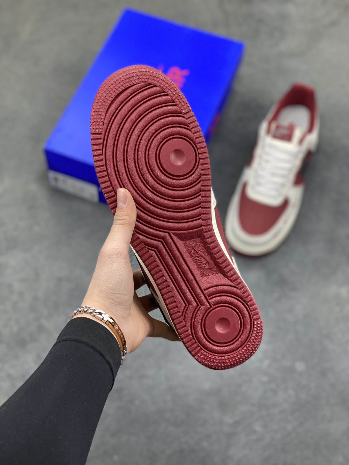 图片[5]-Nike Air Force 1 Low x Supreme x The North Face 三方联名酒红灰配色，直接把街头潮流与户外机能风焊死在鞋面上！酒红麂皮碰撞浅灰磨砂质感，鞋身多道迷你红勾打破常规，侧边Supreme×TNF织标强强联手，藏青Swoosh做旧处理更添复古韵味。白红中底刻字“Air”细节拉满，酒红外底踩出吸睛步调，挂饰吊坠更是把联名仪式感拉满。经典AF1鞋型加持，不管是搭配工装裤还是牛仔潮搭，都能轻松拿捏高阶街头感，这双SY1388-014绝对是潮人鞋柜里的收藏级狠货！-选品中心