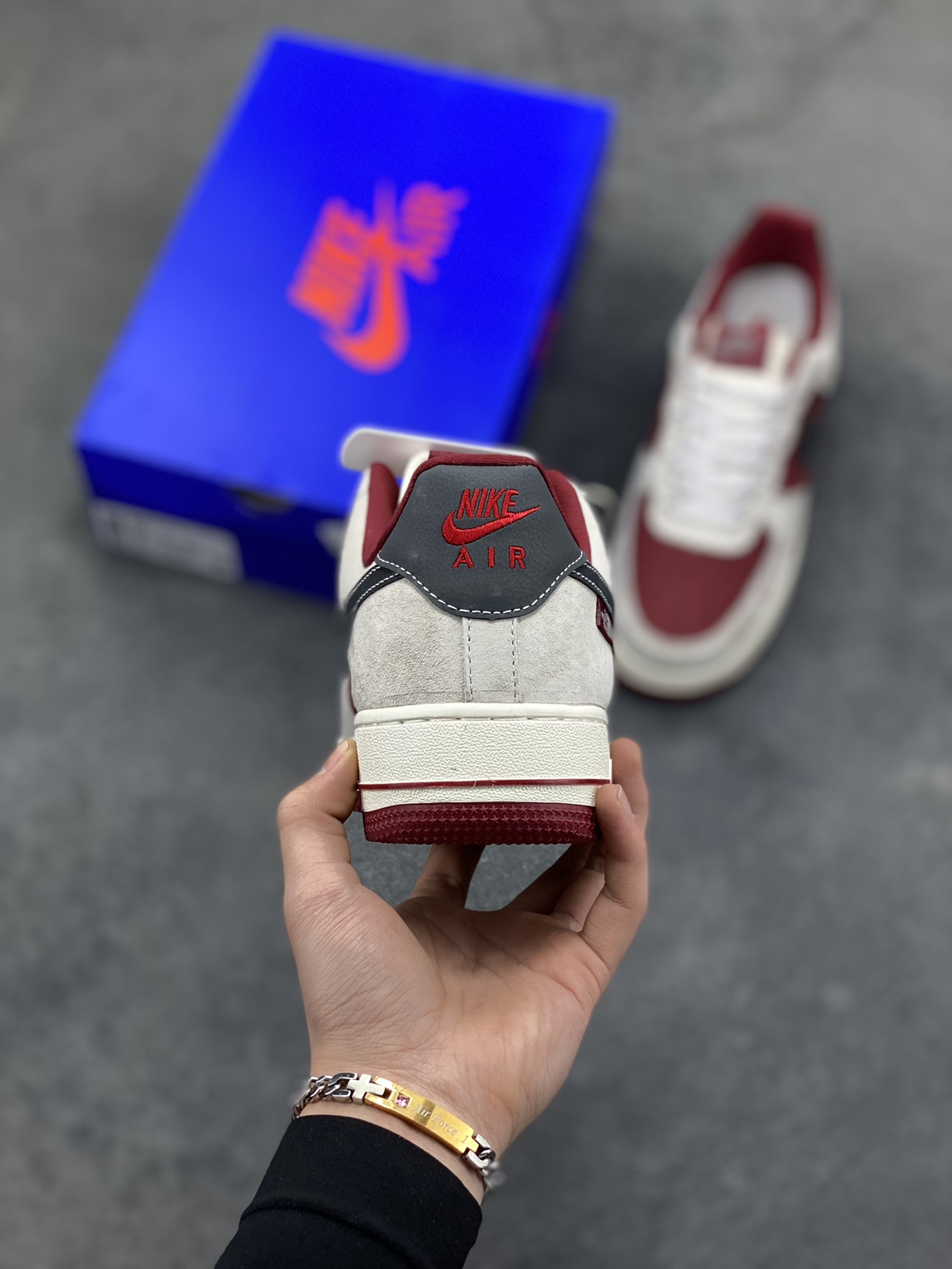 图片[4]-Nike Air Force 1 Low x Supreme x The North Face 三方联名酒红灰配色，直接把街头潮流与户外机能风焊死在鞋面上！酒红麂皮碰撞浅灰磨砂质感，鞋身多道迷你红勾打破常规，侧边Supreme×TNF织标强强联手，藏青Swoosh做旧处理更添复古韵味。白红中底刻字“Air”细节拉满，酒红外底踩出吸睛步调，挂饰吊坠更是把联名仪式感拉满。经典AF1鞋型加持，不管是搭配工装裤还是牛仔潮搭，都能轻松拿捏高阶街头感，这双SY1388-014绝对是潮人鞋柜里的收藏级狠货！-选品中心