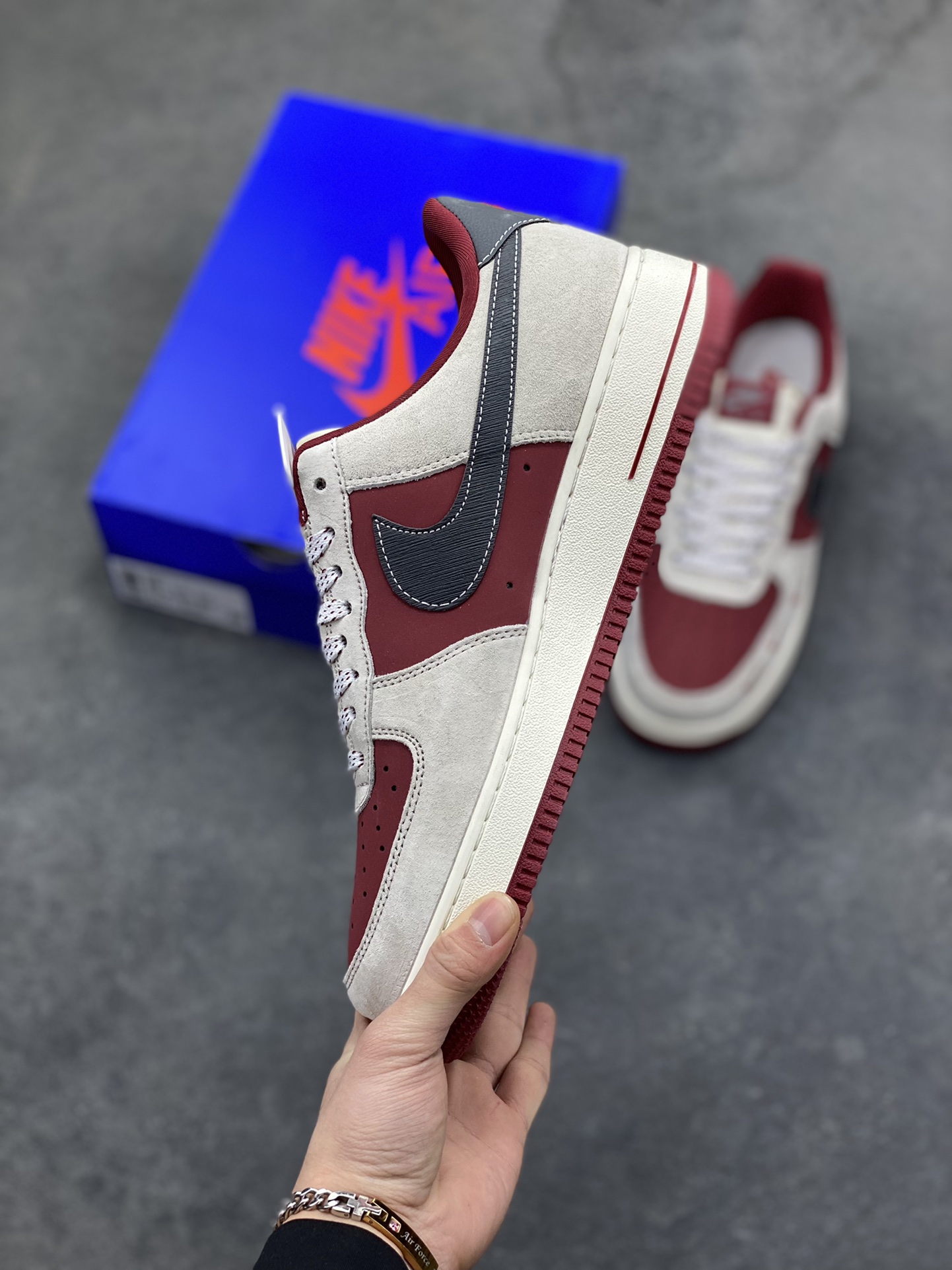 图片[3]-Nike Air Force 1 Low x Supreme x The North Face 三方联名酒红灰配色，直接把街头潮流与户外机能风焊死在鞋面上！酒红麂皮碰撞浅灰磨砂质感，鞋身多道迷你红勾打破常规，侧边Supreme×TNF织标强强联手，藏青Swoosh做旧处理更添复古韵味。白红中底刻字“Air”细节拉满，酒红外底踩出吸睛步调，挂饰吊坠更是把联名仪式感拉满。经典AF1鞋型加持，不管是搭配工装裤还是牛仔潮搭，都能轻松拿捏高阶街头感，这双SY1388-014绝对是潮人鞋柜里的收藏级狠货！-选品中心