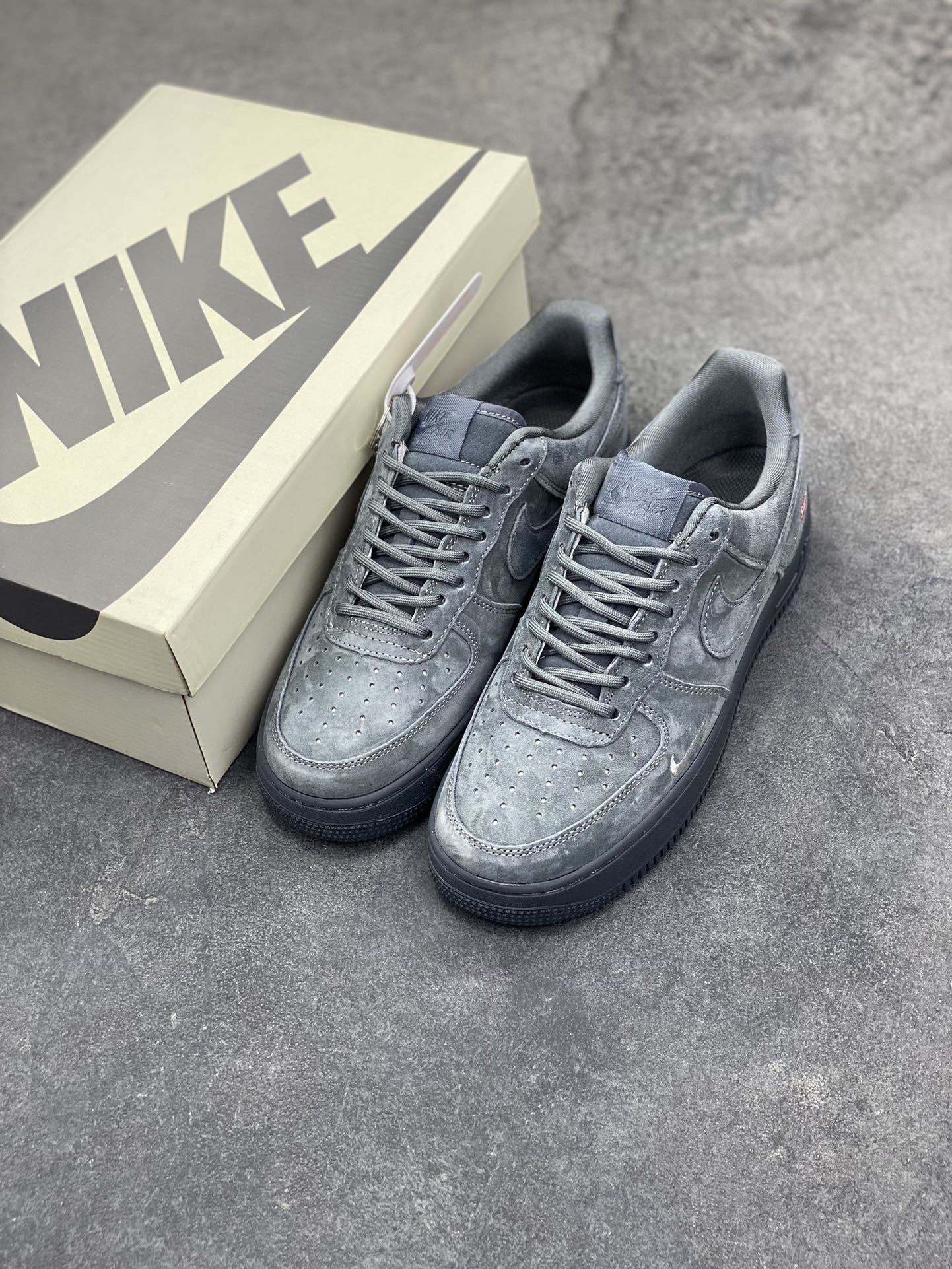 图片[8]-NIke Air Force 1 ‘07 Low 空军一号低帮 运动鞋 休闲鞋 折边针车 工艺难度大 原楦头原纸板 原装鞋盒 定制五金配件 内置全掌气垫 原厂鞋底 货号：DF0188-115 尺码：36 36.5 37.5 38 38.5 39 40 40.5 41 42 42.5 43 44 44.5 45-选品中心
