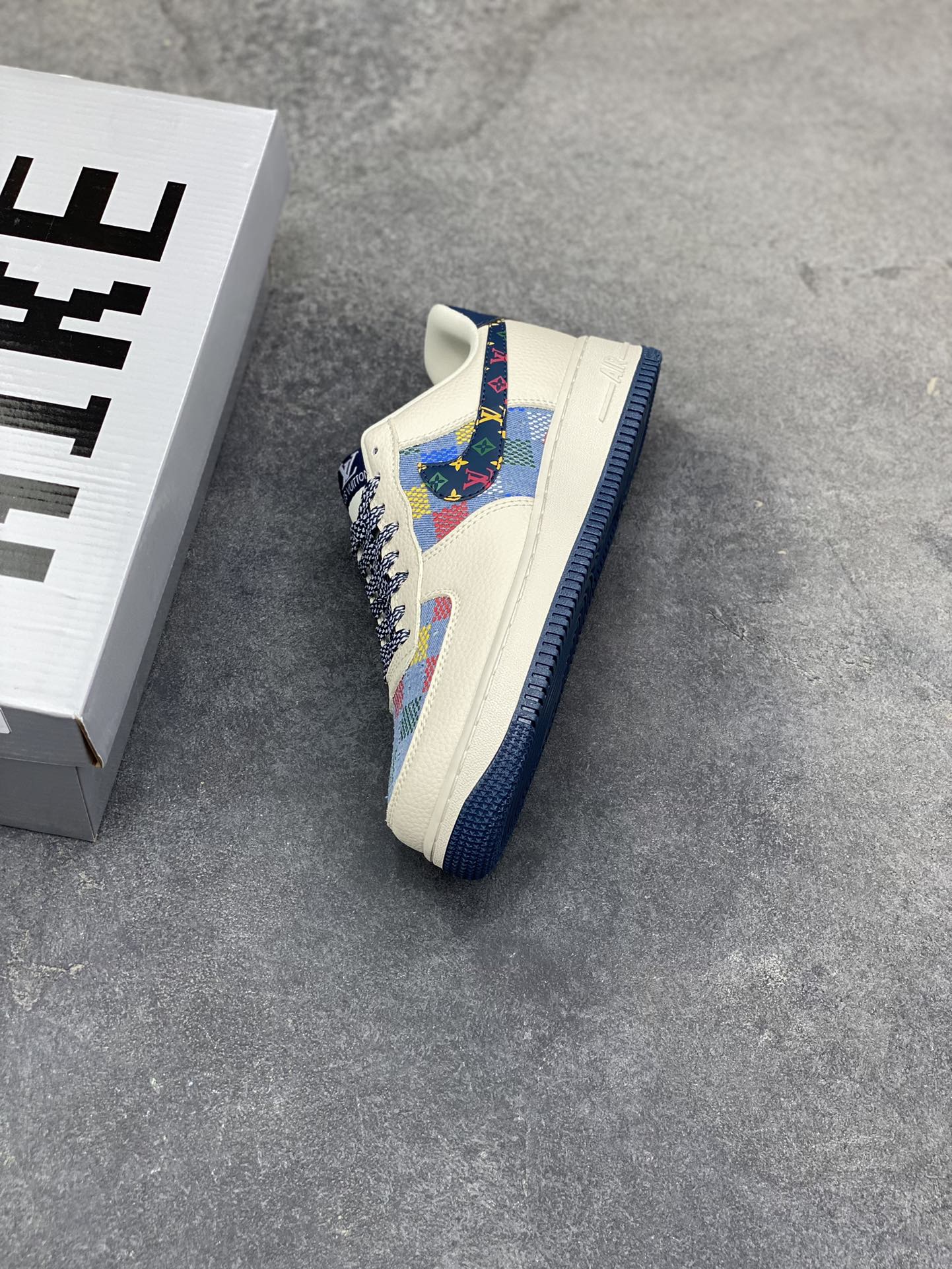 图片[7]-Nike Air Force 1 ‘07 Low “LV联名——米蓝彩色印花”空军一号 高端定制 低帮 运动鞋 休闲鞋 折边针车 工艺难度大 原楦头原纸板 原装鞋盒 定制五金配件 内置全掌气垫 原厂鞋底 货号：LD1999-005 尺码：36 36.5 37.5 38 38.5 39 40 40.5 41 42 42.5 43 44 44.5 45-选品中心