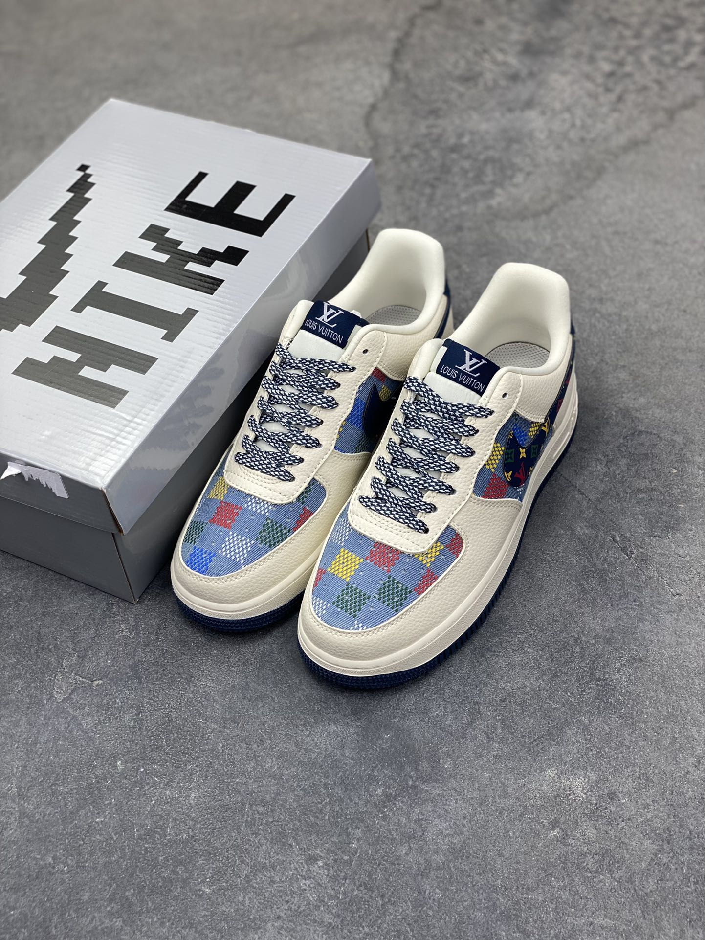图片[8]-Nike Air Force 1 ‘07 Low “LV联名——米蓝彩色印花”空军一号 高端定制 低帮 运动鞋 休闲鞋 折边针车 工艺难度大 原楦头原纸板 原装鞋盒 定制五金配件 内置全掌气垫 原厂鞋底 货号：LD1999-005 尺码：36 36.5 37.5 38 38.5 39 40 40.5 41 42 42.5 43 44 44.5 45-选品中心