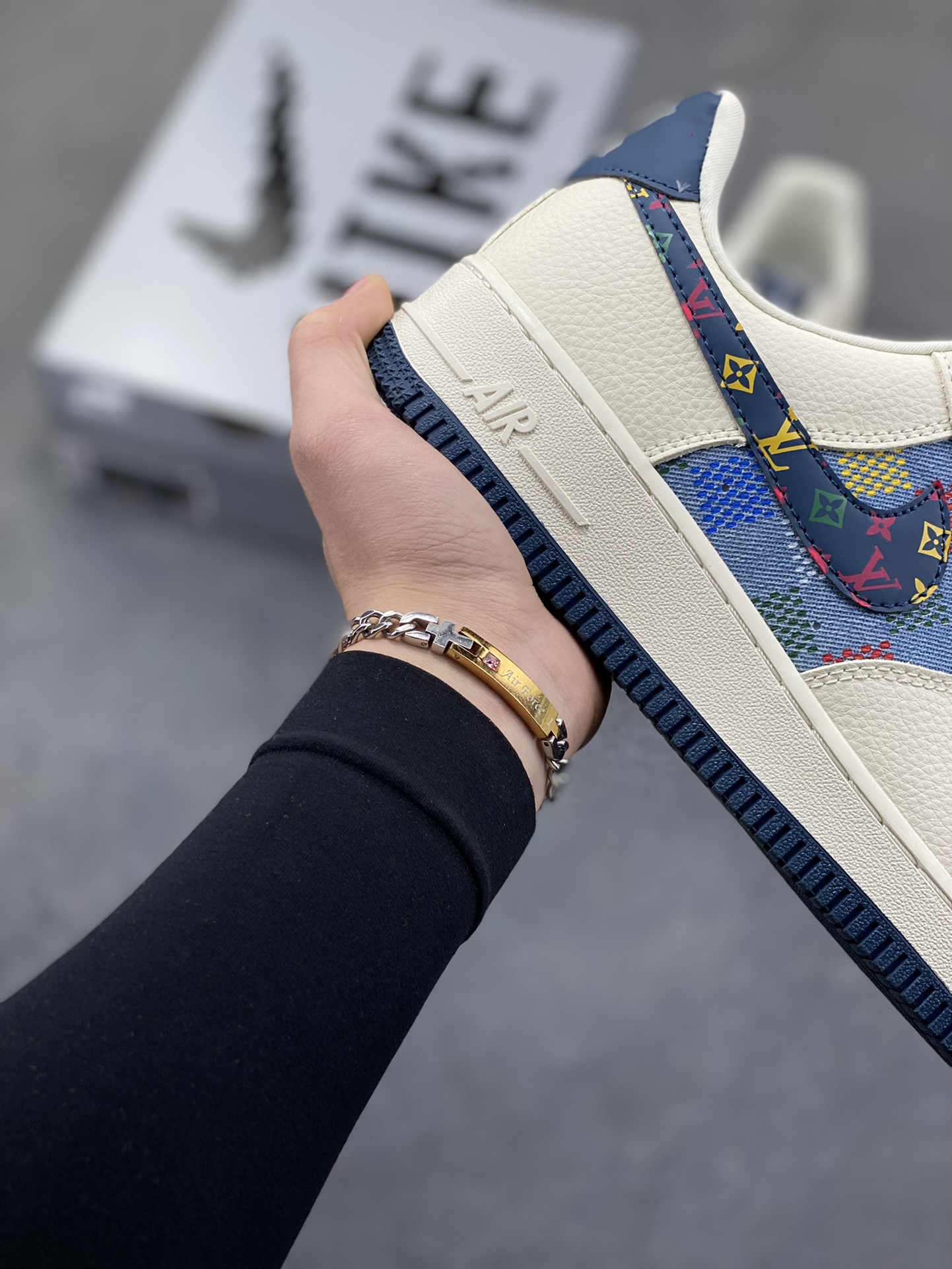 图片[6]-Nike Air Force 1 ‘07 Low “LV联名——米蓝彩色印花”空军一号 高端定制 低帮 运动鞋 休闲鞋 折边针车 工艺难度大 原楦头原纸板 原装鞋盒 定制五金配件 内置全掌气垫 原厂鞋底 货号：LD1999-005 尺码：36 36.5 37.5 38 38.5 39 40 40.5 41 42 42.5 43 44 44.5 45-选品中心