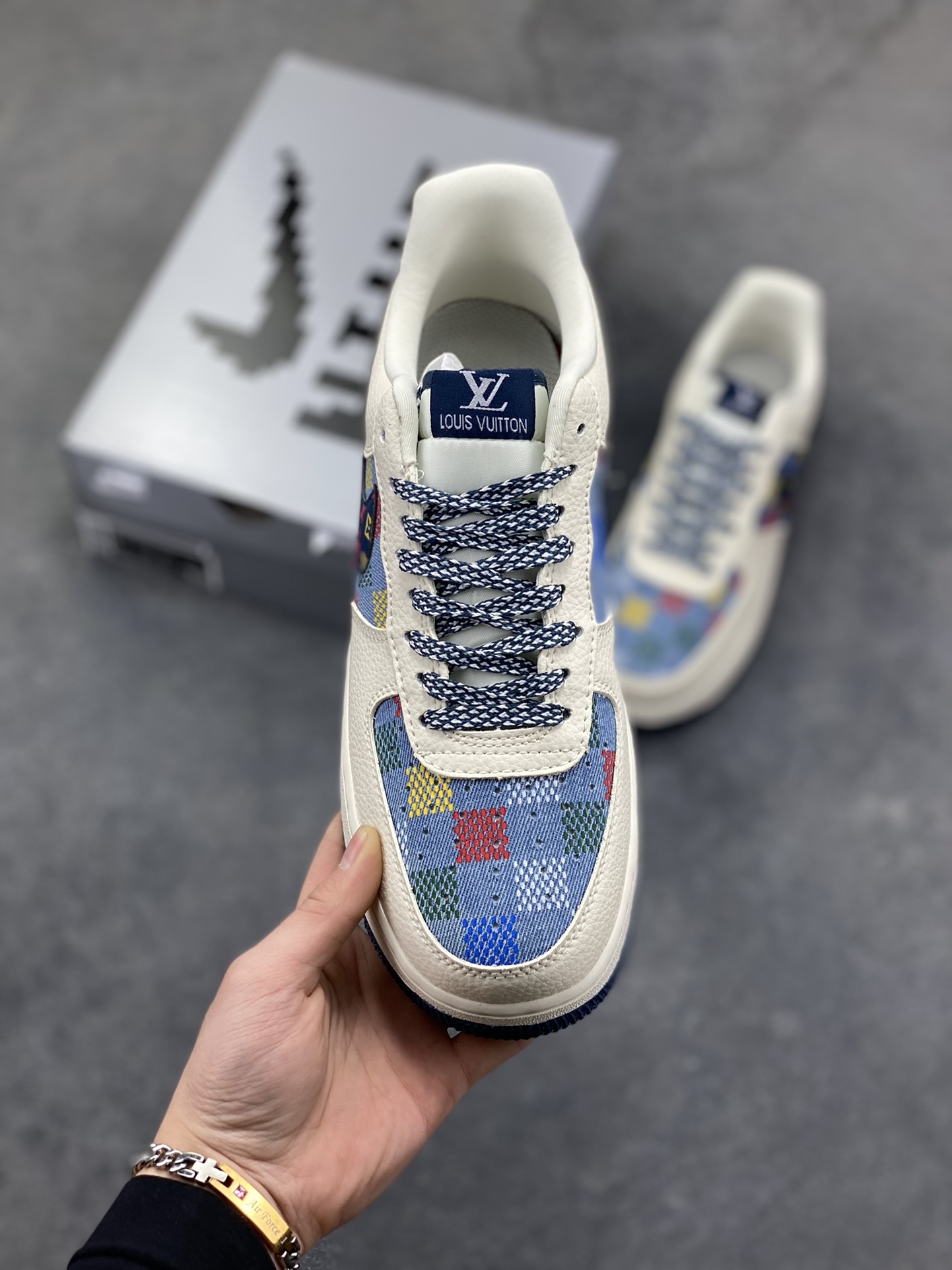 图片[2]-Nike Air Force 1 ‘07 Low “LV联名——米蓝彩色印花”空军一号 高端定制 低帮 运动鞋 休闲鞋 折边针车 工艺难度大 原楦头原纸板 原装鞋盒 定制五金配件 内置全掌气垫 原厂鞋底 货号：LD1999-005 尺码：36 36.5 37.5 38 38.5 39 40 40.5 41 42 42.5 43 44 44.5 45-选品中心
