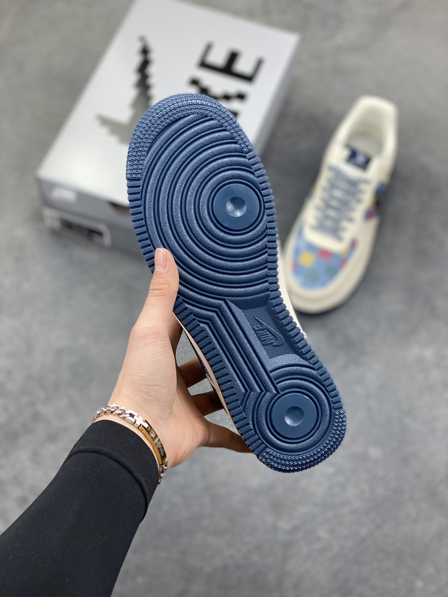 图片[5]-Nike Air Force 1 ‘07 Low “LV联名——米蓝彩色印花”空军一号 高端定制 低帮 运动鞋 休闲鞋 折边针车 工艺难度大 原楦头原纸板 原装鞋盒 定制五金配件 内置全掌气垫 原厂鞋底 货号：LD1999-005 尺码：36 36.5 37.5 38 38.5 39 40 40.5 41 42 42.5 43 44 44.5 45-选品中心