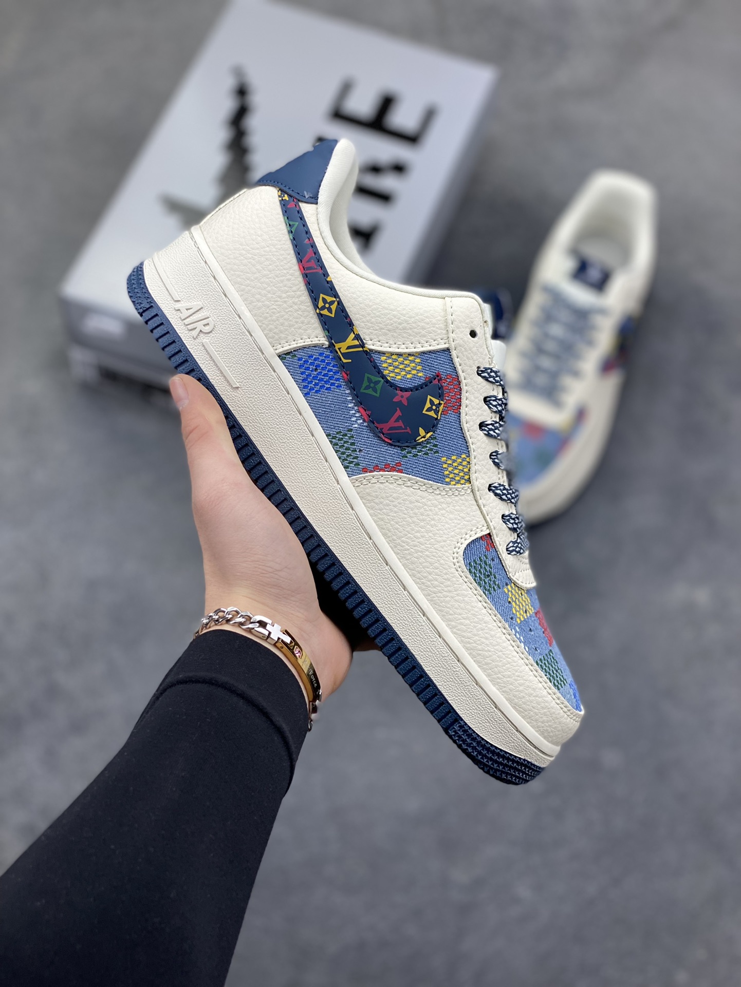 Nike Air Force 1 ‘07 Low “LV联名——米蓝彩色印花”空军一号 高端定制 低帮 运动鞋 休闲鞋 折边针车 工艺难度大 原楦头原纸板 原装鞋盒 定制五金配件 内置全掌气垫 原厂鞋底 货号：LD1999-005 尺码：36 36.5 37.5 38 38.5 39 40 40.5 41 42 42.5 43 44 44.5 45-选品中心