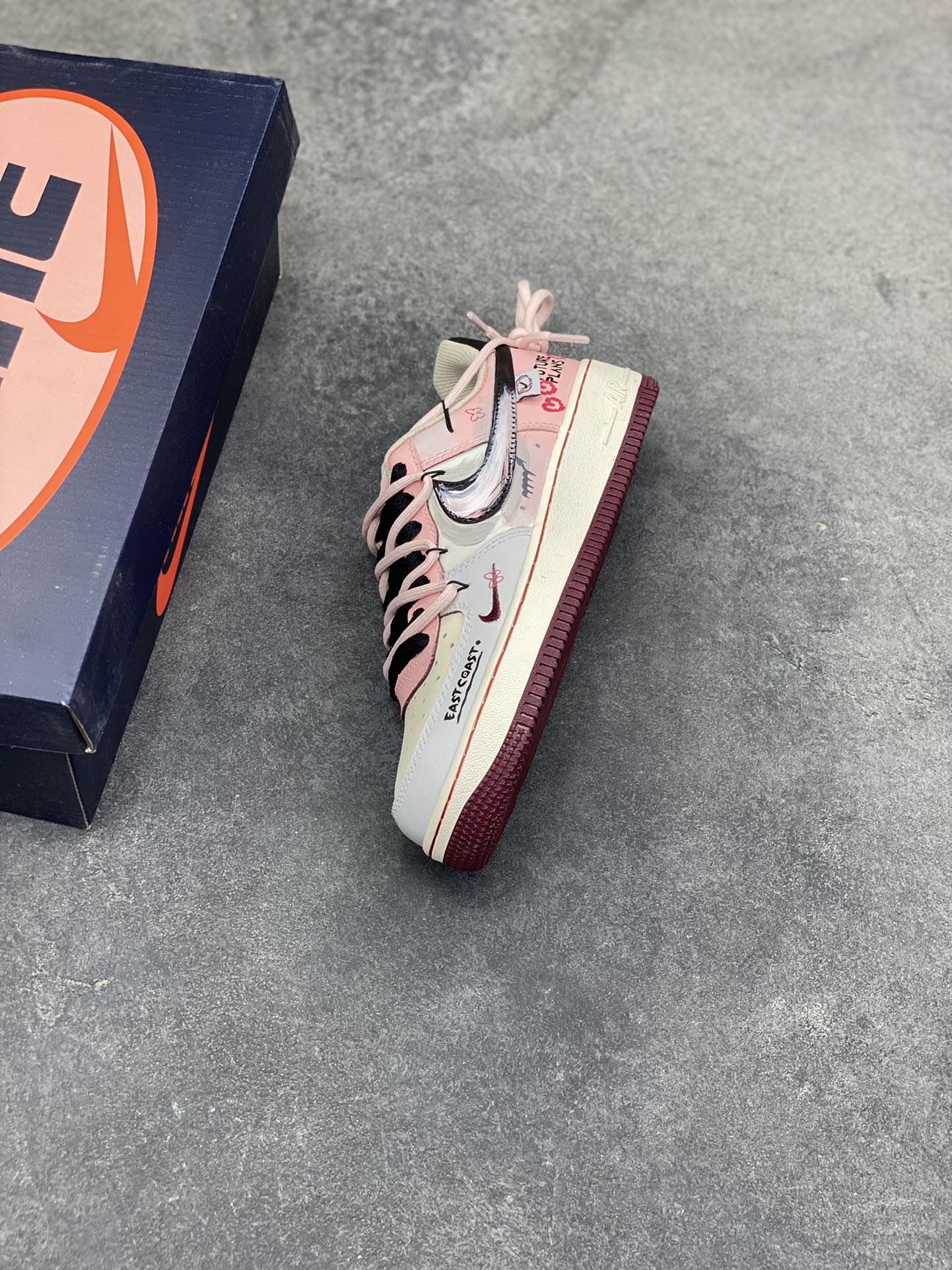图片[7]-手绘涂鸦“甜酷企划”Nike Air Force 1 “Sweet & Cool Project”空军一号定制板鞋 把 “甜妹 + 酷感” 揉得恰到好处：奶白、浅粉与淡蓝铺出软萌底色，黑勾与手绘睫毛、爱心撞出甜酷反差，鞋身 “FUTURE PLANS” 字样自带年轻态度，做旧中底更添随性质感。像把少女的小心思藏进街头涂鸦里，每一处细节都是 “甜而不腻、酷而不锐” 的风格表达 货号：FB1839-125 尺码： 36 36.5 37.5 38 38.5 39 40 40.5 41 42 42.5 43 44 44.5 45-选品中心