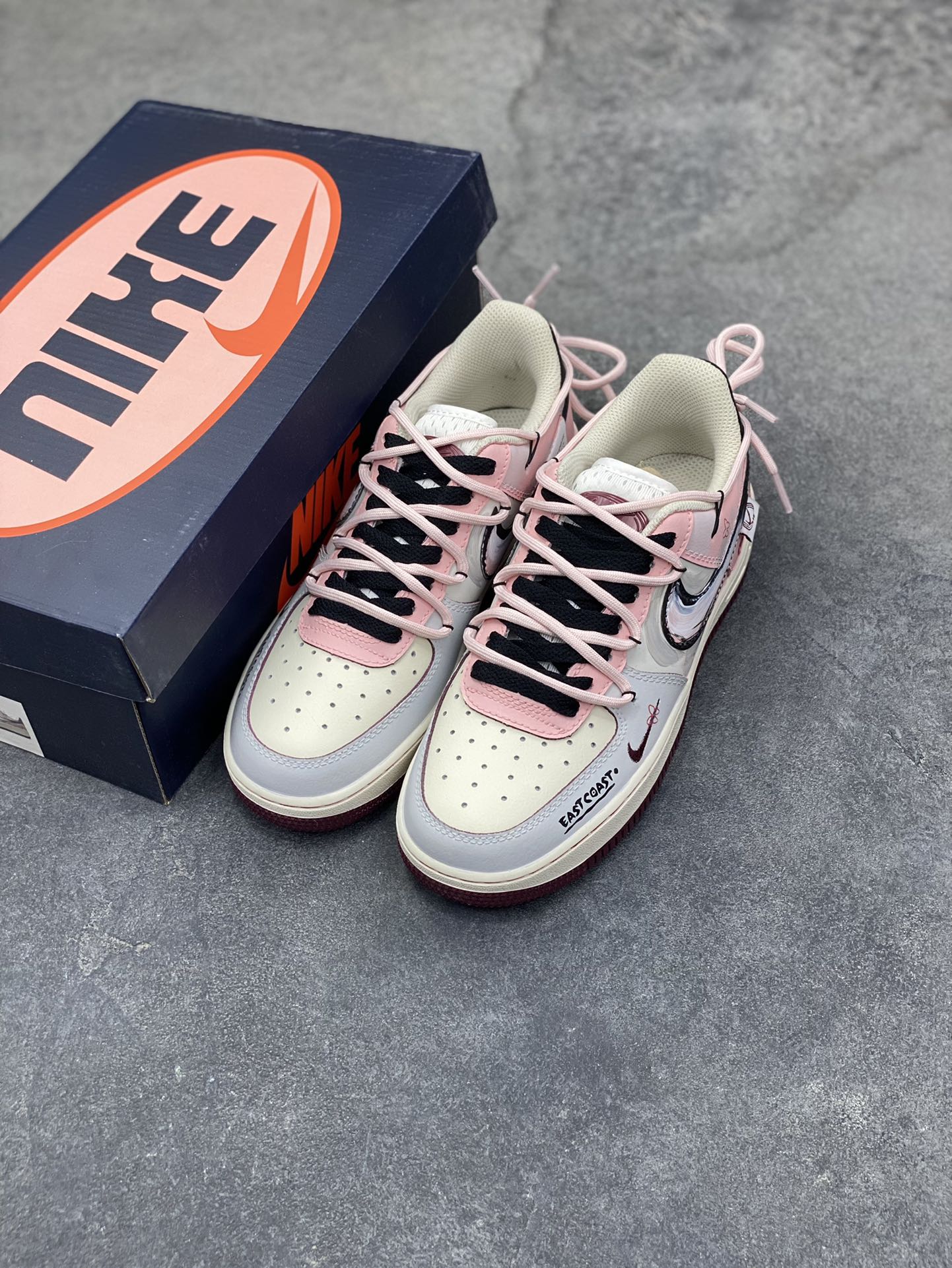 图片[8]-手绘涂鸦“甜酷企划”Nike Air Force 1 “Sweet & Cool Project”空军一号定制板鞋 把 “甜妹 + 酷感” 揉得恰到好处：奶白、浅粉与淡蓝铺出软萌底色，黑勾与手绘睫毛、爱心撞出甜酷反差，鞋身 “FUTURE PLANS” 字样自带年轻态度，做旧中底更添随性质感。像把少女的小心思藏进街头涂鸦里，每一处细节都是 “甜而不腻、酷而不锐” 的风格表达 货号：FB1839-125 尺码： 36 36.5 37.5 38 38.5 39 40 40.5 41 42 42.5 43 44 44.5 45-选品中心