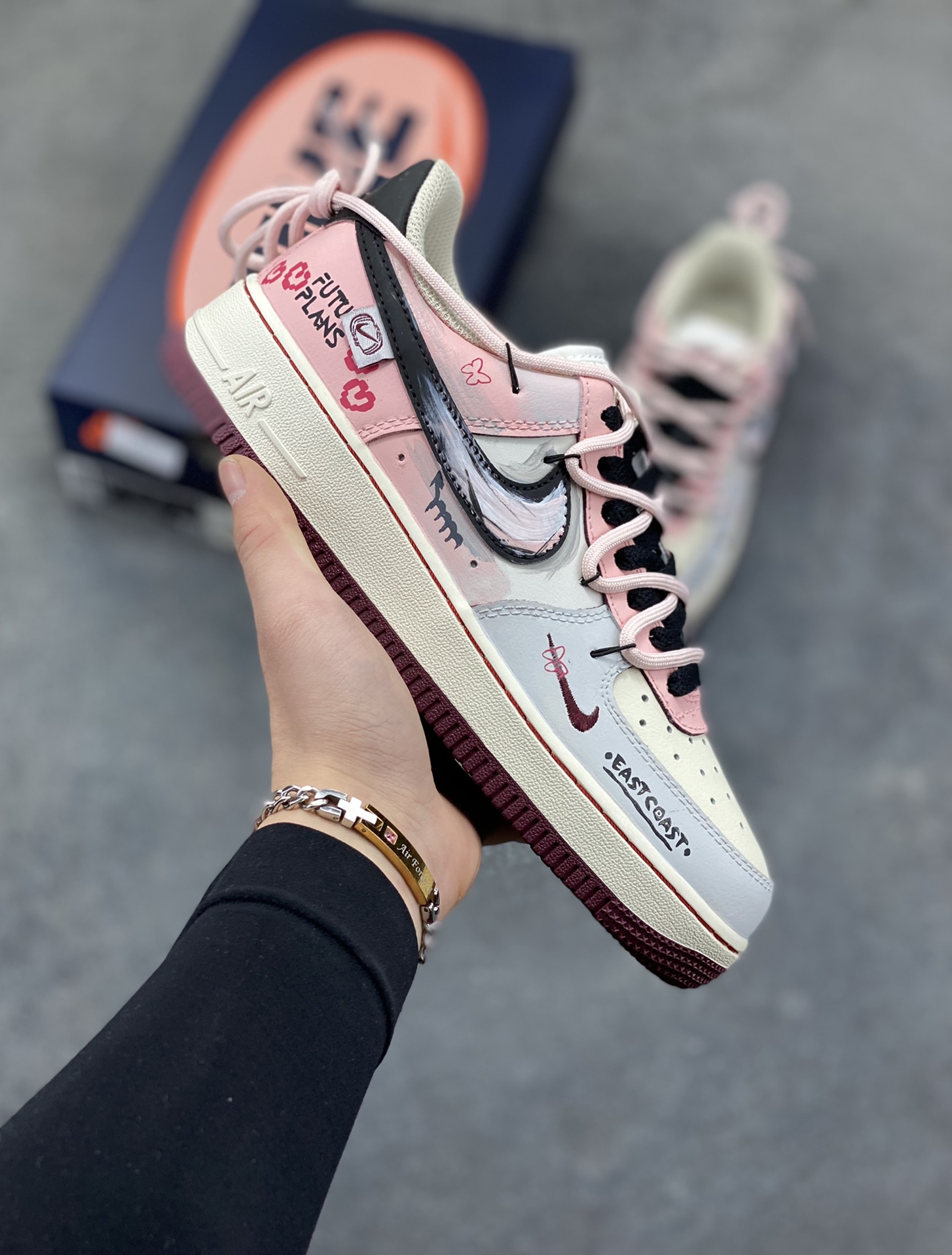手绘涂鸦“甜酷企划”Nike Air Force 1 “Sweet & Cool Project”空军一号定制板鞋 把 “甜妹 + 酷感” 揉得恰到好处：奶白、浅粉与淡蓝铺出软萌底色，黑勾与手绘睫毛、爱心撞出甜酷反差，鞋身 “FUTURE PLANS” 字样自带年轻态度，做旧中底更添随性质感。像把少女的小心思藏进街头涂鸦里，每一处细节都是 “甜而不腻、酷而不锐” 的风格表达 货号：FB1839-125 尺码： 36 36.5 37.5 38 38.5 39 40 40.5 41 42 42.5 43 44 44.5 45-选品中心