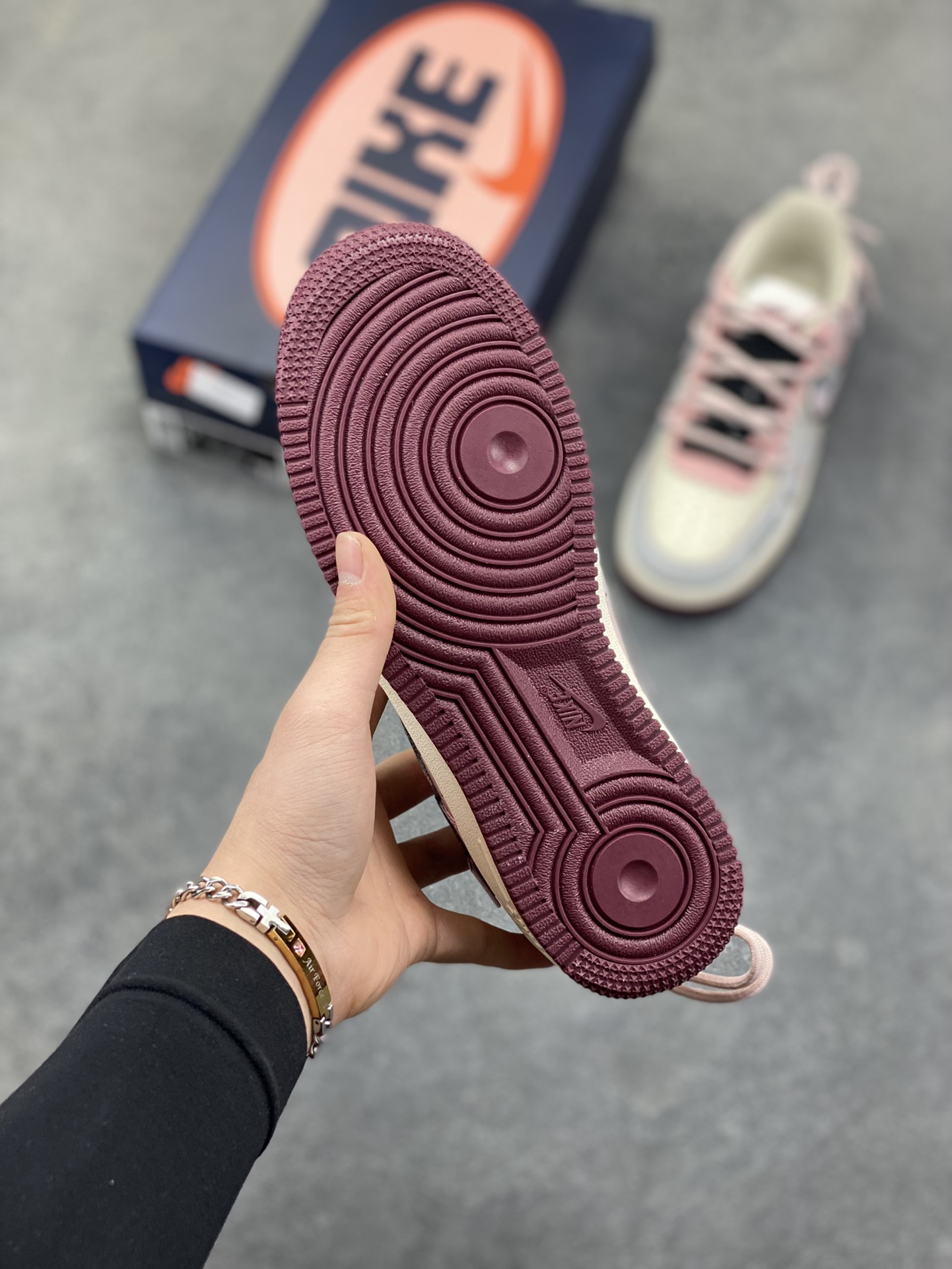 图片[5]-手绘涂鸦“甜酷企划”Nike Air Force 1 “Sweet & Cool Project”空军一号定制板鞋 把 “甜妹 + 酷感” 揉得恰到好处：奶白、浅粉与淡蓝铺出软萌底色，黑勾与手绘睫毛、爱心撞出甜酷反差，鞋身 “FUTURE PLANS” 字样自带年轻态度，做旧中底更添随性质感。像把少女的小心思藏进街头涂鸦里，每一处细节都是 “甜而不腻、酷而不锐” 的风格表达 货号：FB1839-125 尺码： 36 36.5 37.5 38 38.5 39 40 40.5 41 42 42.5 43 44 44.5 45-选品中心