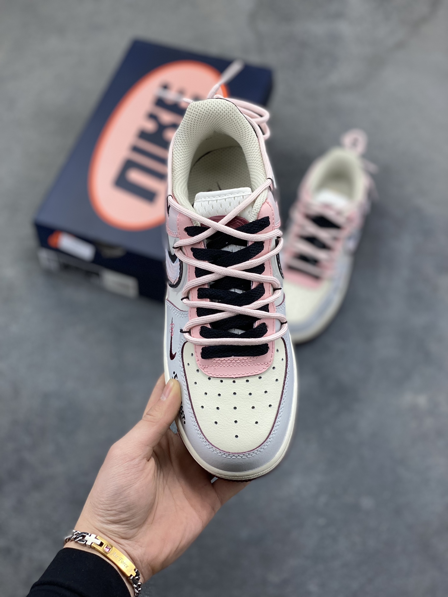 图片[2]-手绘涂鸦“甜酷企划”Nike Air Force 1 “Sweet & Cool Project”空军一号定制板鞋 把 “甜妹 + 酷感” 揉得恰到好处：奶白、浅粉与淡蓝铺出软萌底色，黑勾与手绘睫毛、爱心撞出甜酷反差，鞋身 “FUTURE PLANS” 字样自带年轻态度，做旧中底更添随性质感。像把少女的小心思藏进街头涂鸦里，每一处细节都是 “甜而不腻、酷而不锐” 的风格表达 货号：FB1839-125 尺码： 36 36.5 37.5 38 38.5 39 40 40.5 41 42 42.5 43 44 44.5 45-选品中心