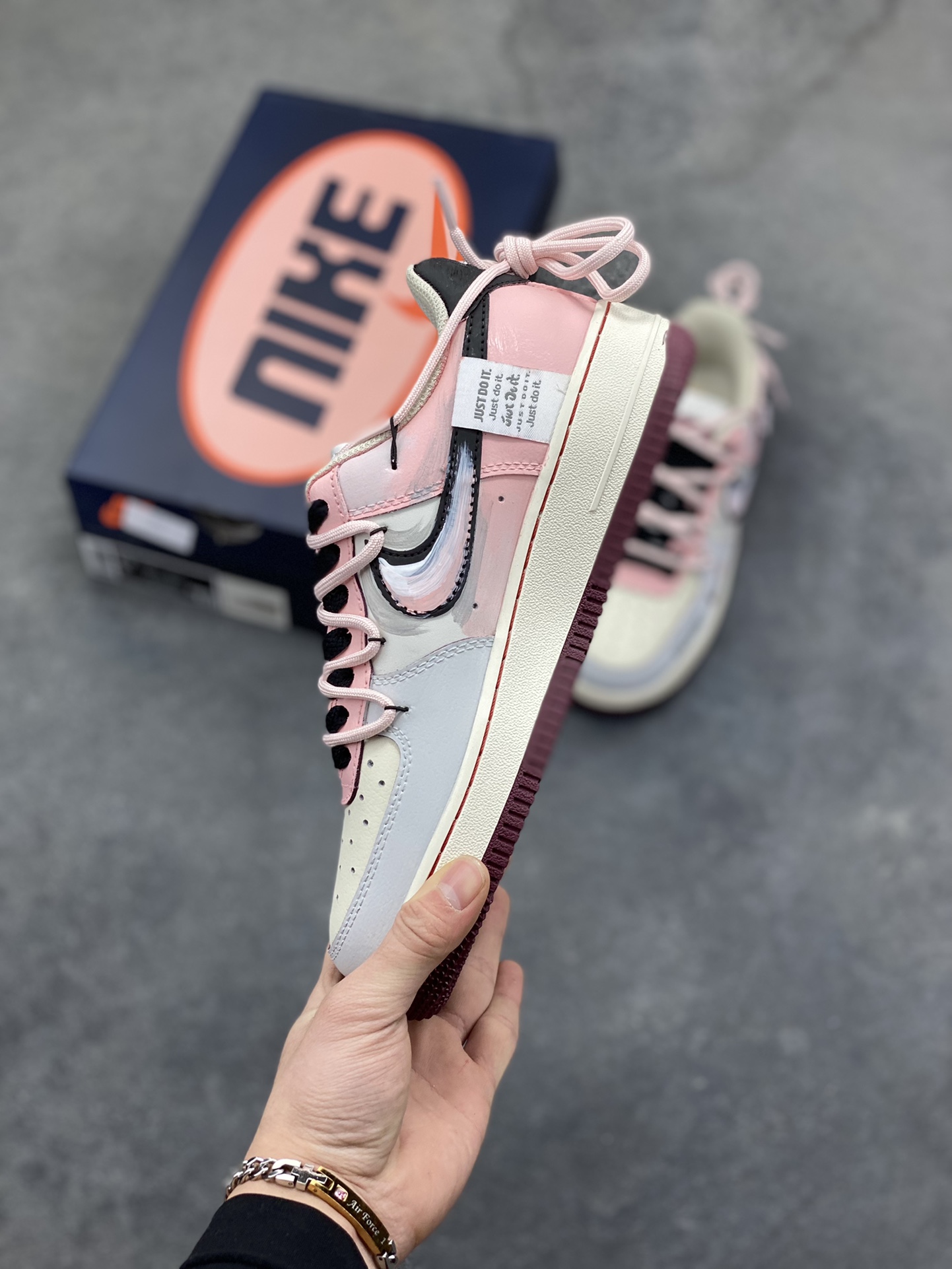 图片[3]-手绘涂鸦“甜酷企划”Nike Air Force 1 “Sweet & Cool Project”空军一号定制板鞋 把 “甜妹 + 酷感” 揉得恰到好处：奶白、浅粉与淡蓝铺出软萌底色，黑勾与手绘睫毛、爱心撞出甜酷反差，鞋身 “FUTURE PLANS” 字样自带年轻态度，做旧中底更添随性质感。像把少女的小心思藏进街头涂鸦里，每一处细节都是 “甜而不腻、酷而不锐” 的风格表达 货号：FB1839-125 尺码： 36 36.5 37.5 38 38.5 39 40 40.5 41 42 42.5 43 44 44.5 45-选品中心