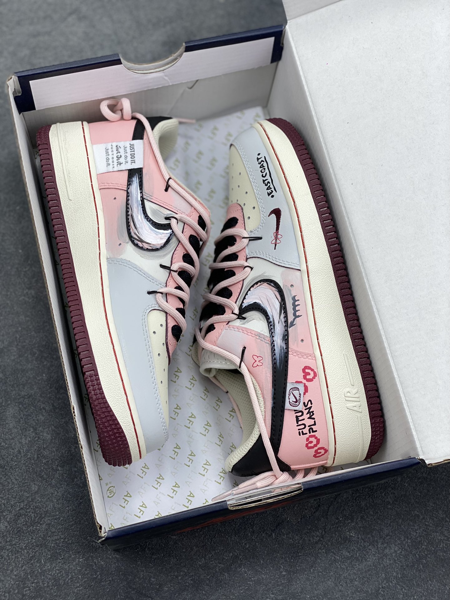 图片[9]-手绘涂鸦“甜酷企划”Nike Air Force 1 “Sweet & Cool Project”空军一号定制板鞋 把 “甜妹 + 酷感” 揉得恰到好处：奶白、浅粉与淡蓝铺出软萌底色，黑勾与手绘睫毛、爱心撞出甜酷反差，鞋身 “FUTURE PLANS” 字样自带年轻态度，做旧中底更添随性质感。像把少女的小心思藏进街头涂鸦里，每一处细节都是 “甜而不腻、酷而不锐” 的风格表达 货号：FB1839-125 尺码： 36 36.5 37.5 38 38.5 39 40 40.5 41 42 42.5 43 44 44.5 45-选品中心
