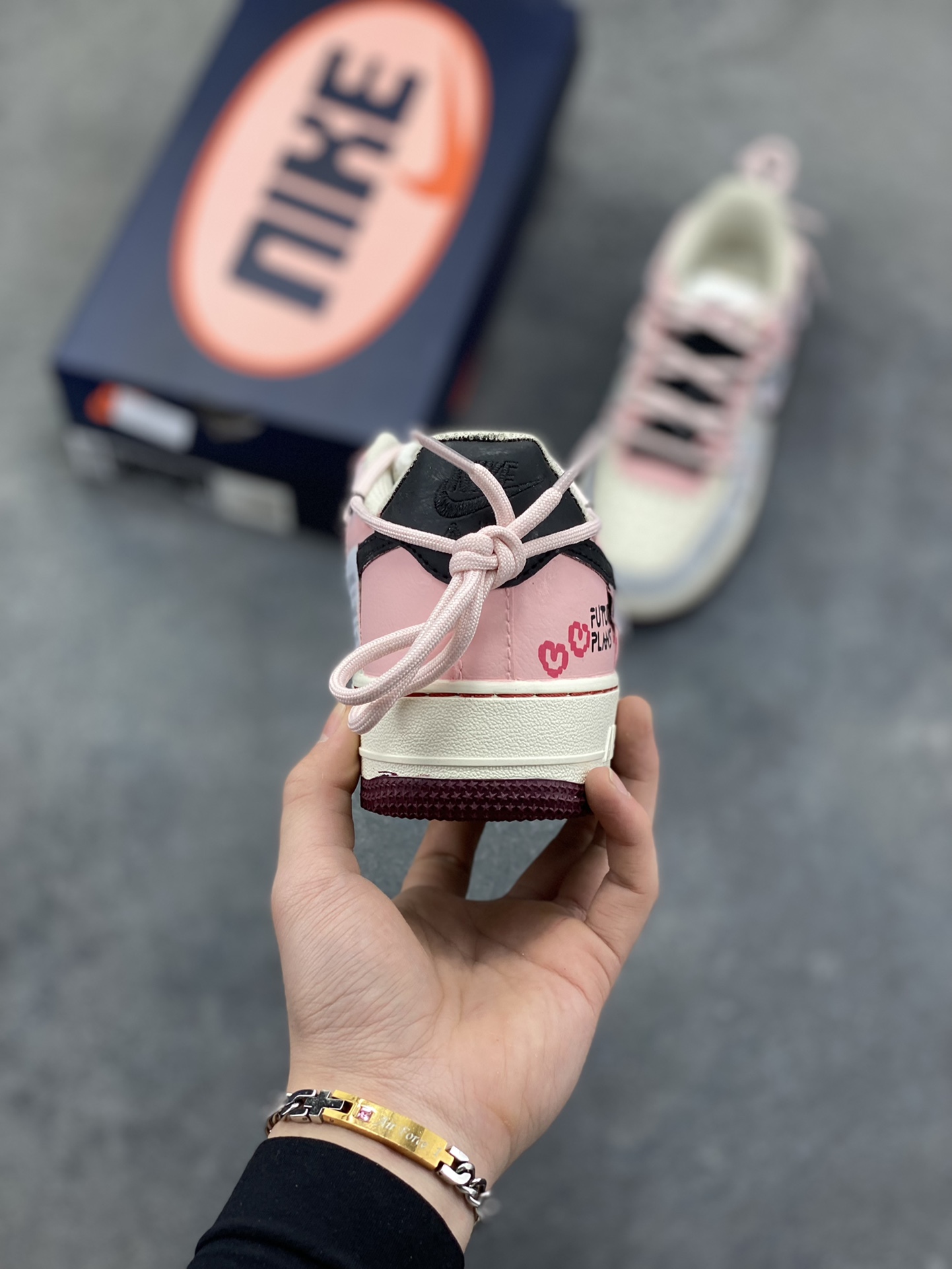 图片[4]-手绘涂鸦“甜酷企划”Nike Air Force 1 “Sweet & Cool Project”空军一号定制板鞋 把 “甜妹 + 酷感” 揉得恰到好处：奶白、浅粉与淡蓝铺出软萌底色，黑勾与手绘睫毛、爱心撞出甜酷反差，鞋身 “FUTURE PLANS” 字样自带年轻态度，做旧中底更添随性质感。像把少女的小心思藏进街头涂鸦里，每一处细节都是 “甜而不腻、酷而不锐” 的风格表达 货号：FB1839-125 尺码： 36 36.5 37.5 38 38.5 39 40 40.5 41 42 42.5 43 44 44.5 45-选品中心