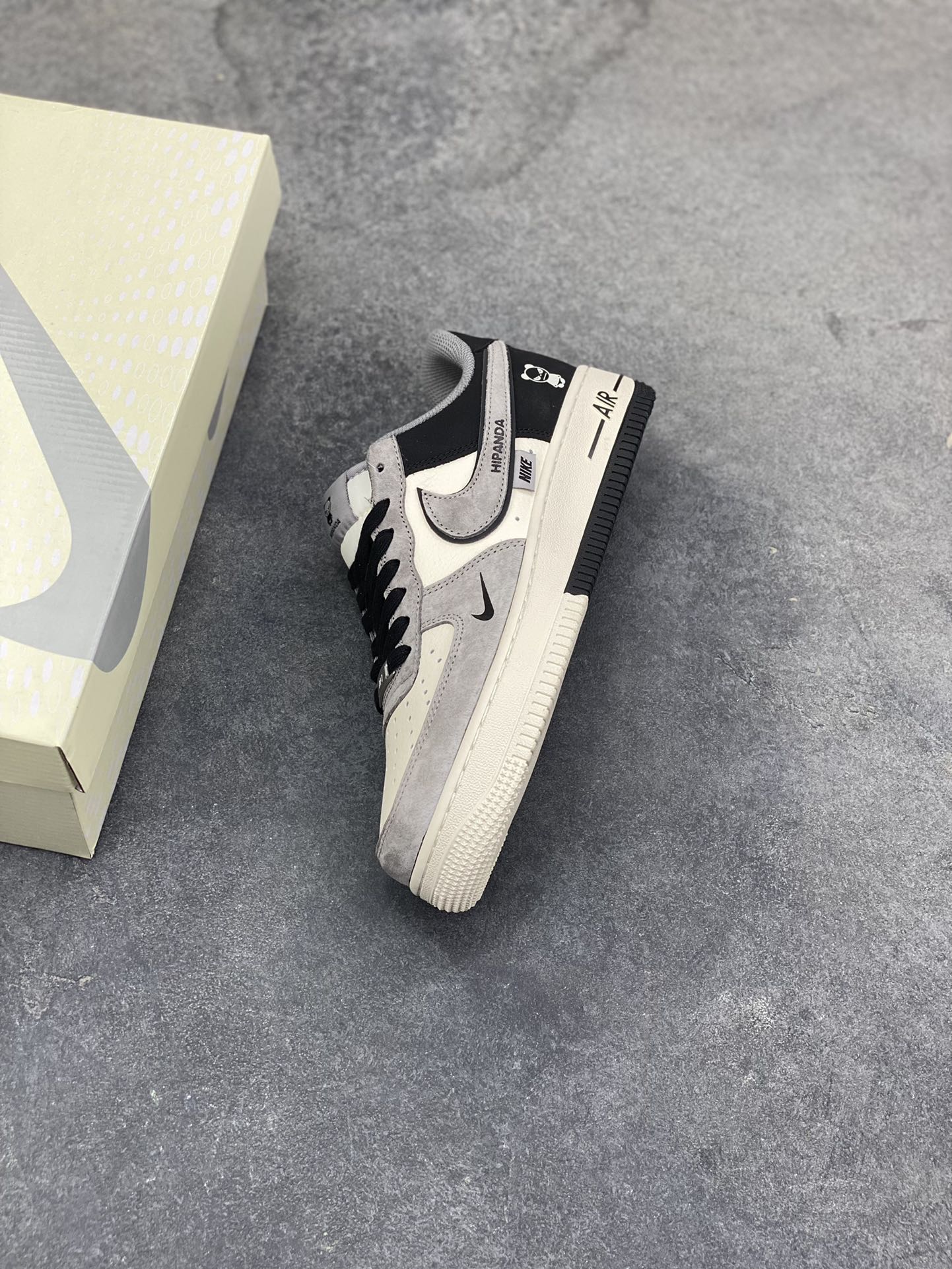 图片[7]-高端定制Nike Air Force 1 ‘07 Low “暴力熊联名——黑灰拼接” 高端定制 低帮休闲板鞋 定制鞋盒 大厂纯原品质出货 超高清洁度 皮料切割干净无任何毛边 细节完美 货号：XD9314-611 尺码：36 36.5 37.5 38 38.5 39 40 40.5 41 42 42.5 43 44 44.5 45-选品中心