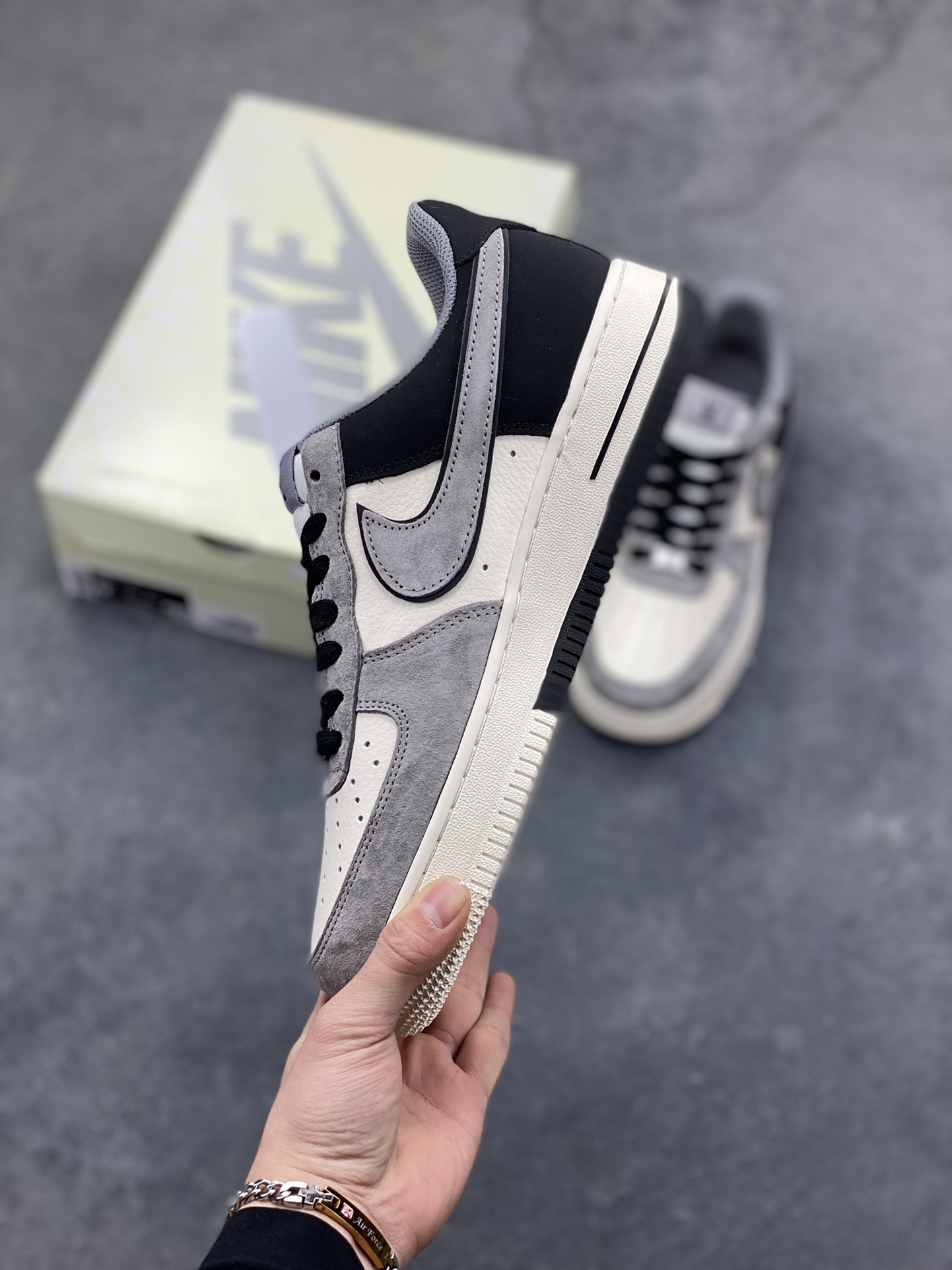 图片[3]-高端定制Nike Air Force 1 ‘07 Low “暴力熊联名——黑灰拼接” 高端定制 低帮休闲板鞋 定制鞋盒 大厂纯原品质出货 超高清洁度 皮料切割干净无任何毛边 细节完美 货号：XD9314-611 尺码：36 36.5 37.5 38 38.5 39 40 40.5 41 42 42.5 43 44 44.5 45-选品中心